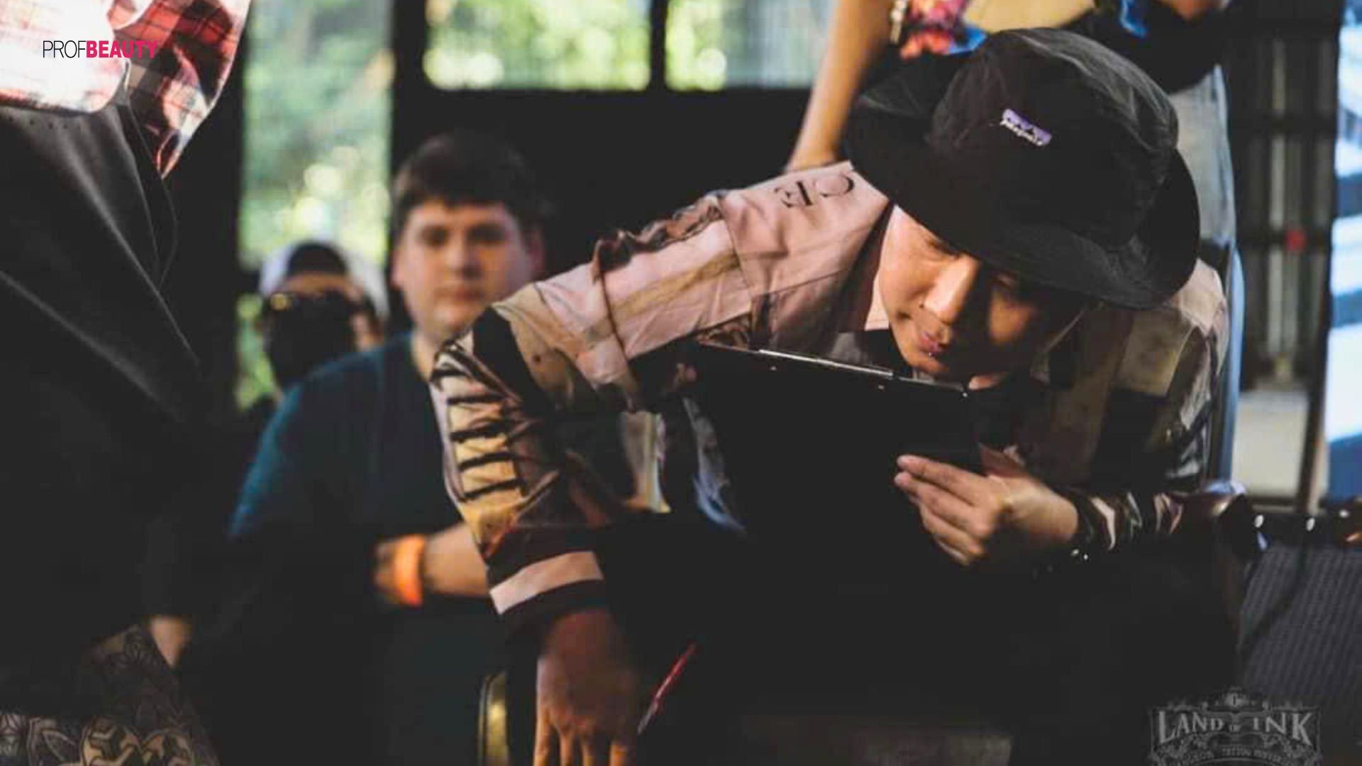 Master Gấu đen: Nghệ sĩ xăm hình đưa thông điệp “Make Art Not War” vào từng tác phẩm