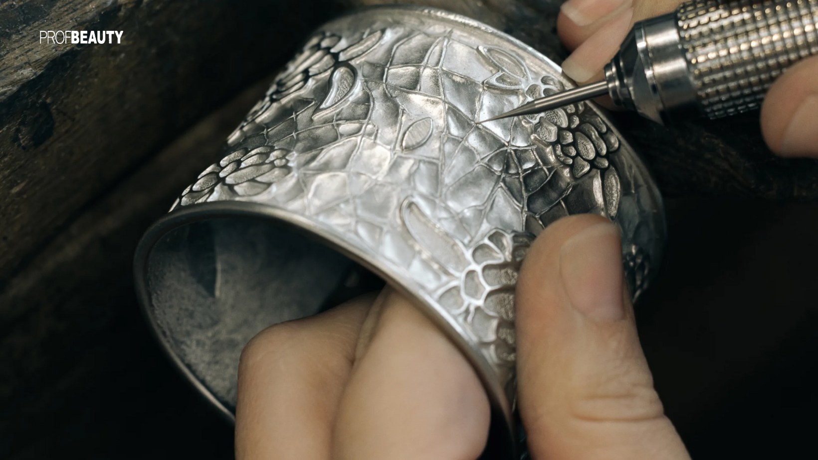 Thời trang cao cấp đắt đỏ hơn bao giờ hết – và đây là cách các thương hiệu làm việc