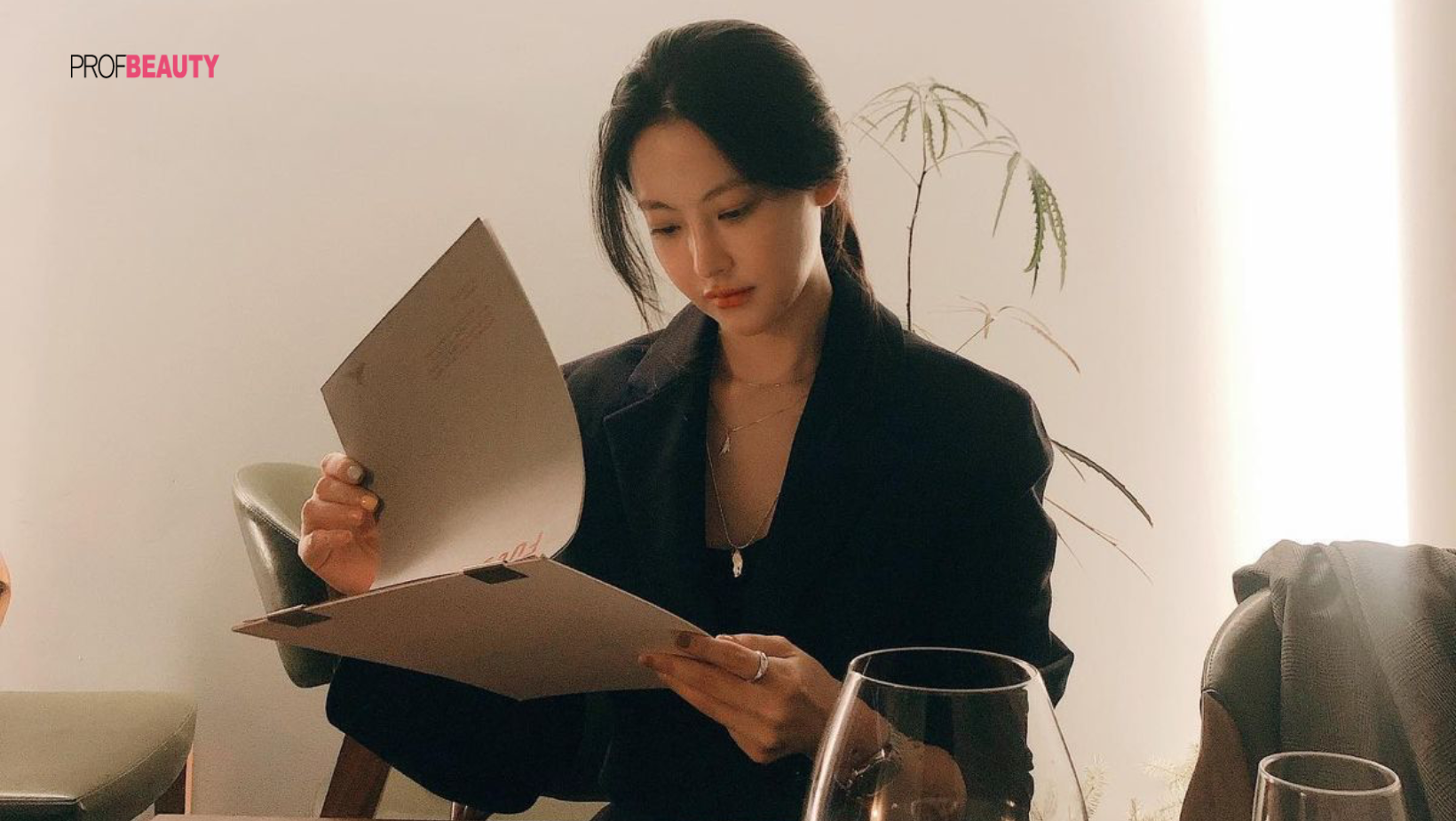 Các tư thế ngồi đúng giúp chị em văn phòng tránh bệnh cột sống