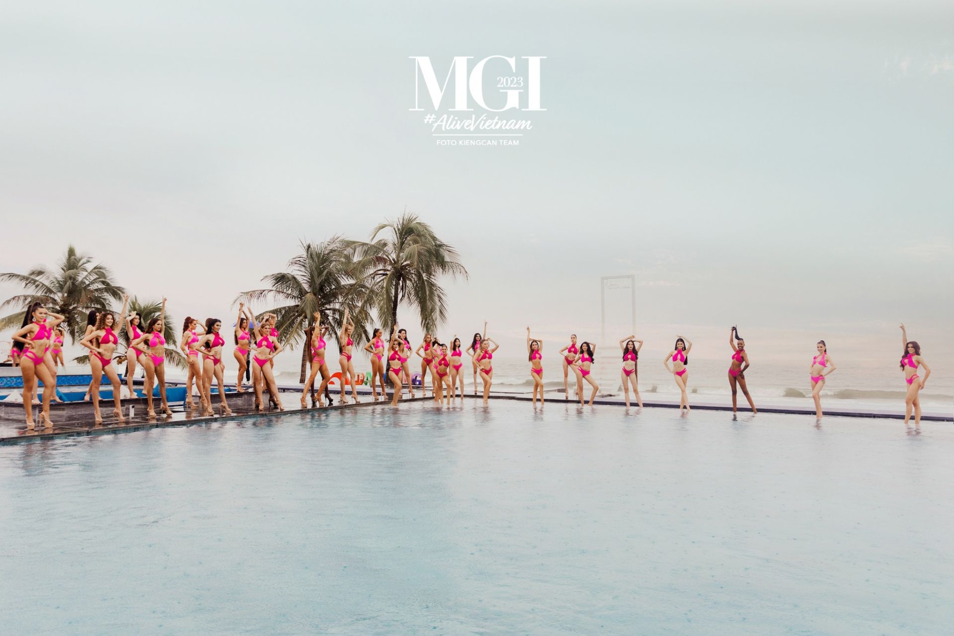 Hoa Hậu Lê Hoàng Phương catwalk kiểu: Đổ thêm nước cho chị đi em!!