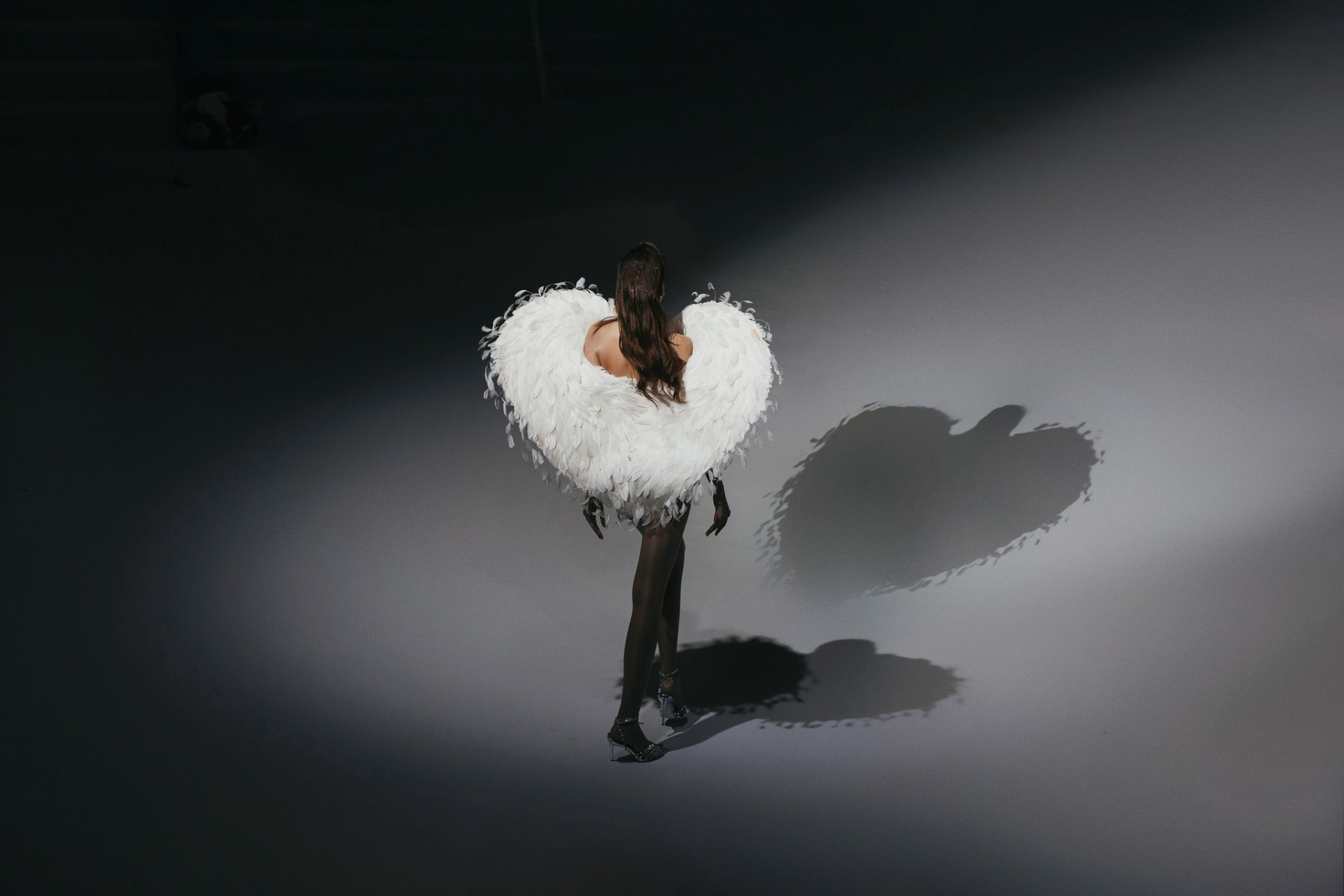 bo-suu-tap-aurelia-cua-ntk-le-ngoc-lam-bien-pha-le-thanh-suong-som-15