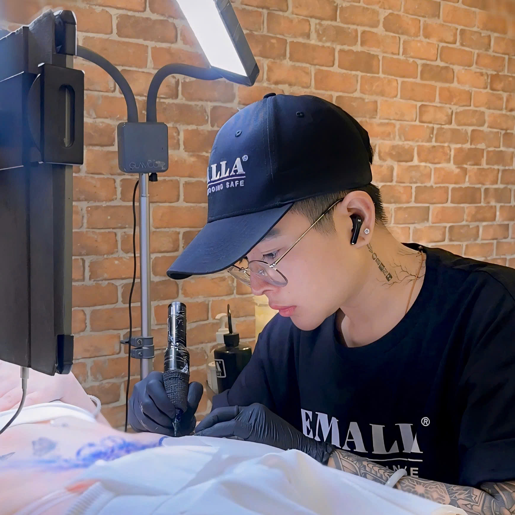 chuyen-gia-chinh-sua-xam-hinh-yo-tinny-hanh-trinh-khoi-phuc-va-tao-dung-ve-dep-moi-7