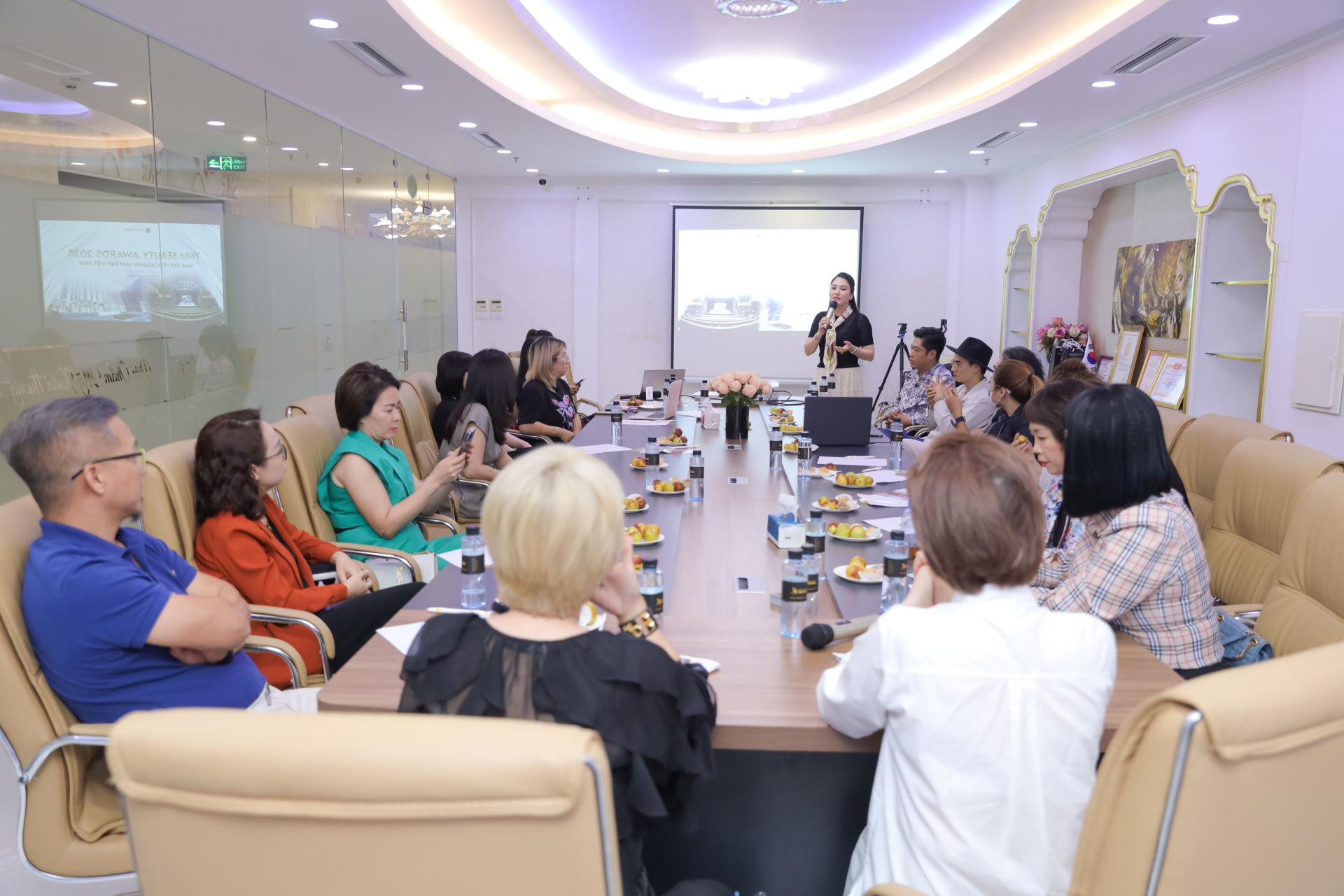 cong-tac-chuan-bi-cua-ban-thiet-ke-tao-mau-toc-cho-su-kien-gala-vnba-beauty-awards-15-mau-toc-dang-cap-san-sang-toa-sang-13