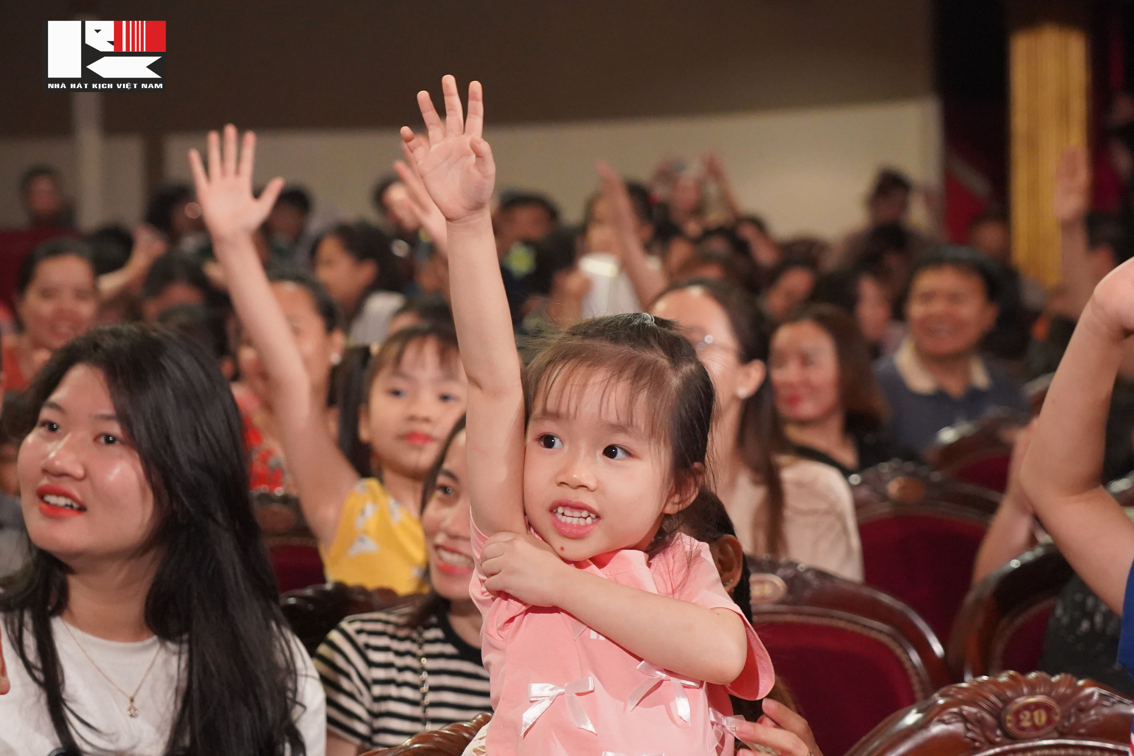 dien-vien-hong-phuc-cam-xuc-cua-khan-gia-khi-xem-mot-vo-kich-rat-tron-ven-1