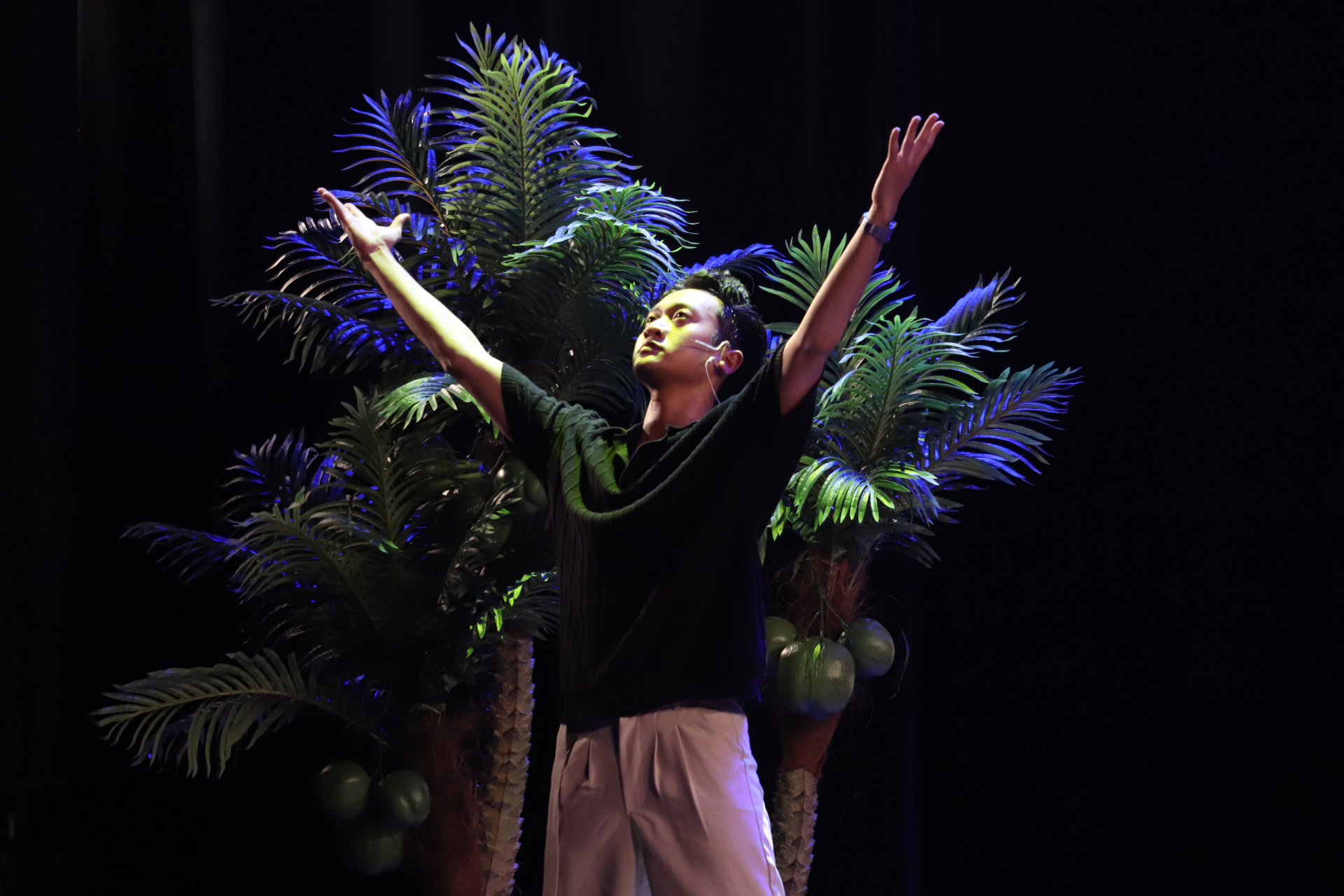 dien-vien-hong-phuc-cam-xuc-cua-khan-gia-khi-xem-mot-vo-kich-rat-tron-ven-16