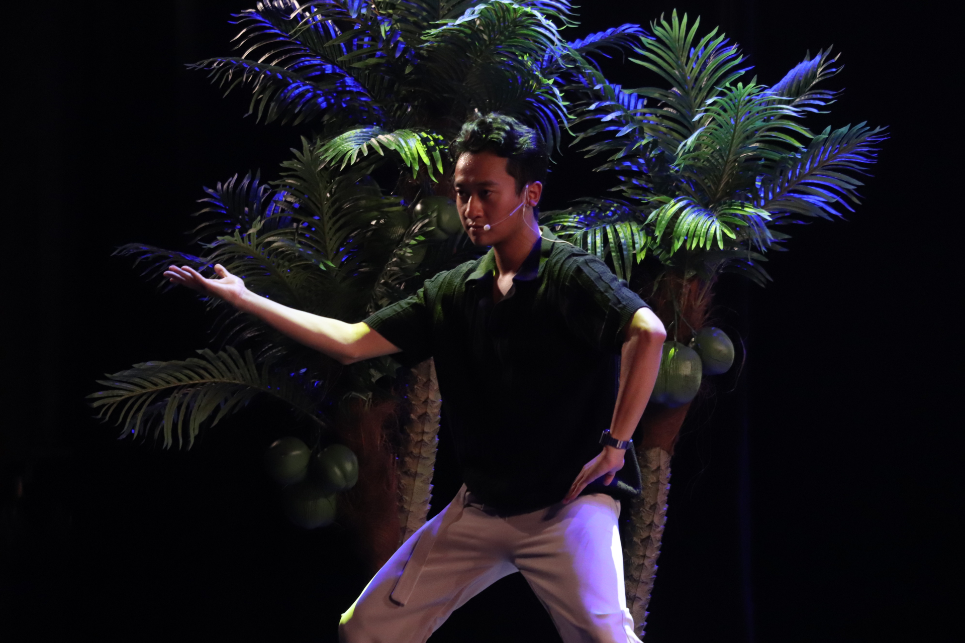 dien-vien-hong-phuc-cam-xuc-cua-khan-gia-khi-xem-mot-vo-kich-rat-tron-ven-17