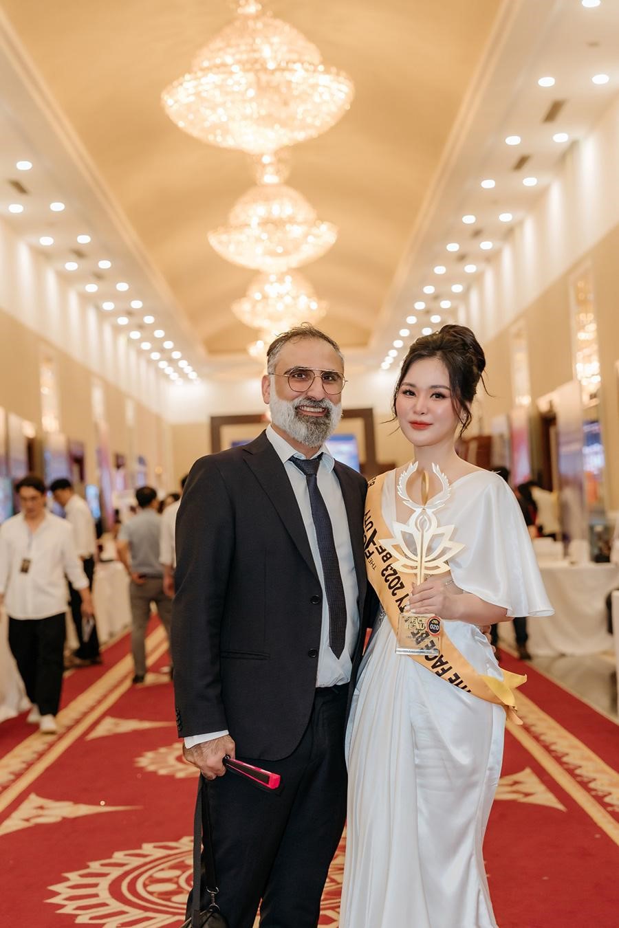 master-chakra-ling-se-trinh-dien-ky-thuat-vi-cham-sac-to-da-dau-tai-royal-pmu-4