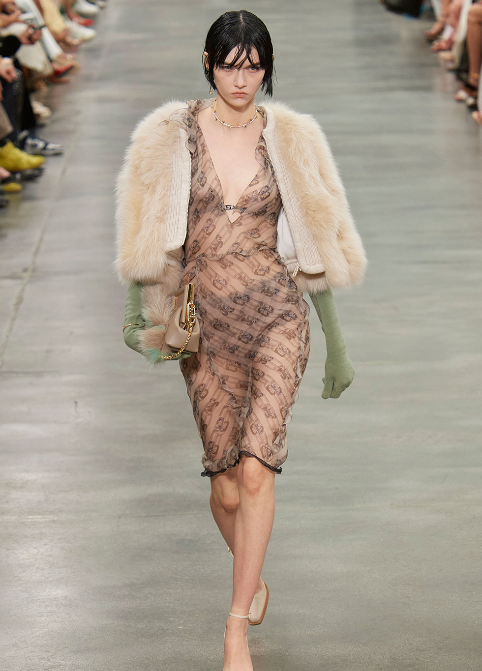 thoi-trang-xuyen-thau-muon-kieu-choi-dua-tinh-te-va-goi-cam-15