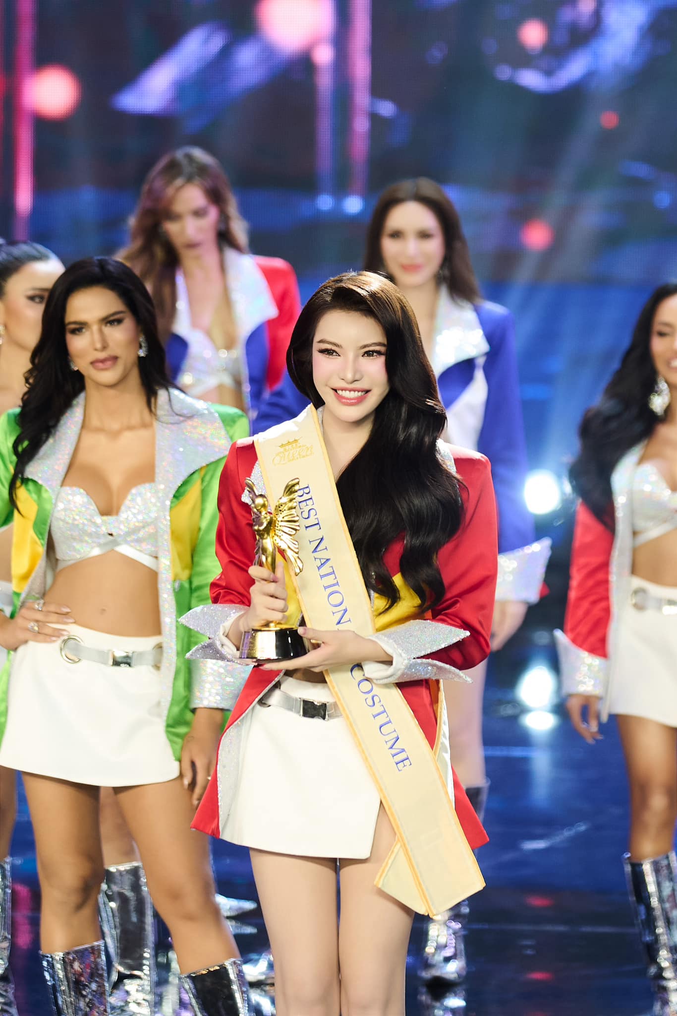 tuong-san-dung-chan-tai-vi-tri-a-hau-2-miss-international-queen-2024-2
