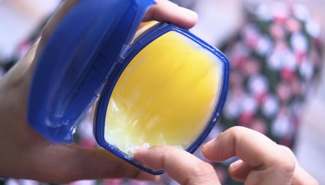 cach-duong-mi-bang-vaseline-cac-nang-nen-biet (1)