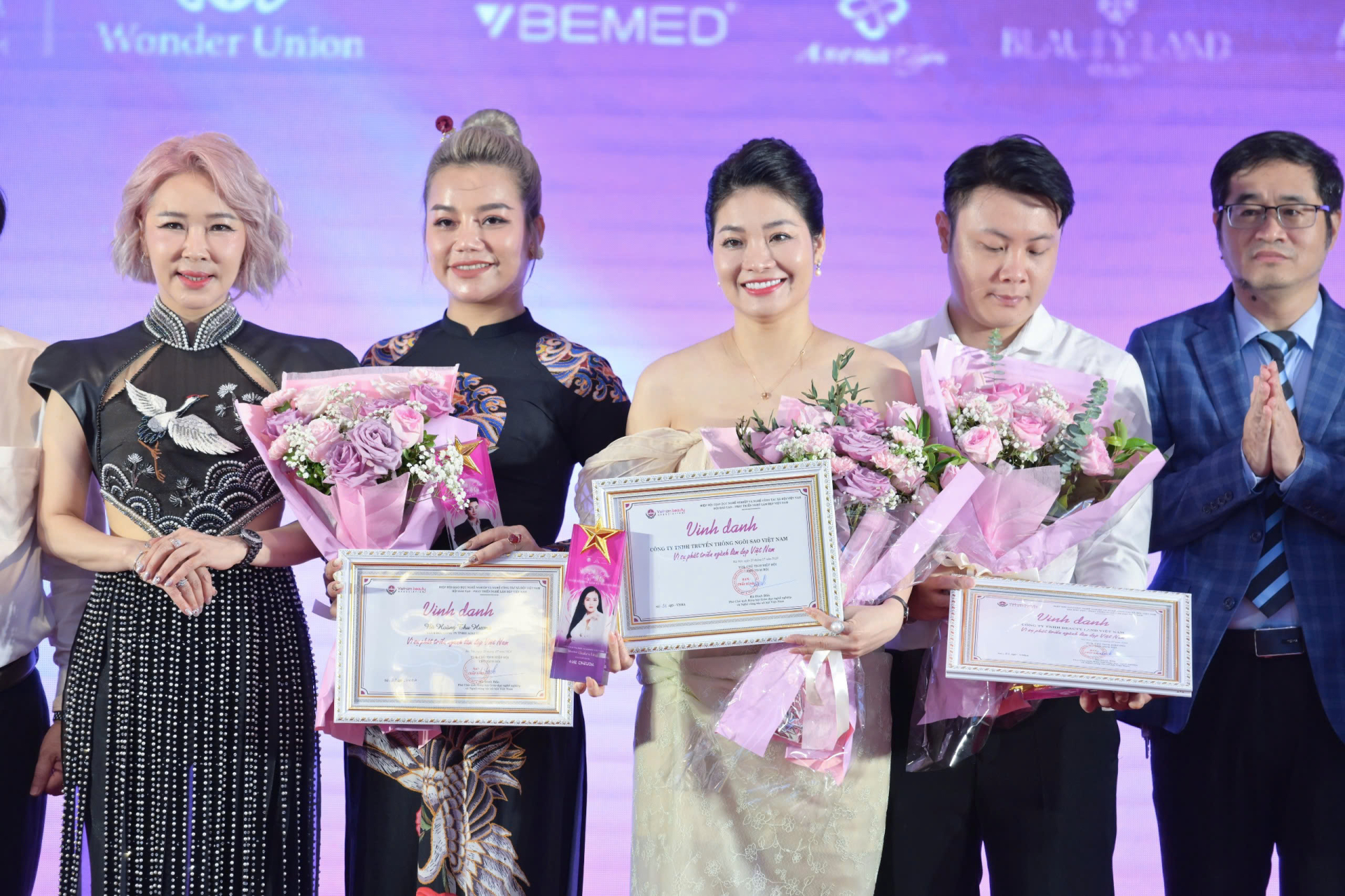 httpsprofbeauty.vnba-do-hong-hanh-nu-doanh-nhan-kien-tao-ve-dep-tinh-khoi-cung-kelingshi-tai-royal-pmu-show3 (1)