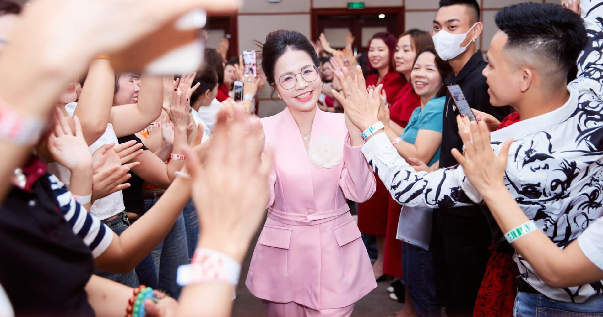 httpsprofbeauty.vnbung-no-royal-pmu-show-voi-su-gop-mat-cua-chuyen-gia-marketing-online-lai-hong-gam1