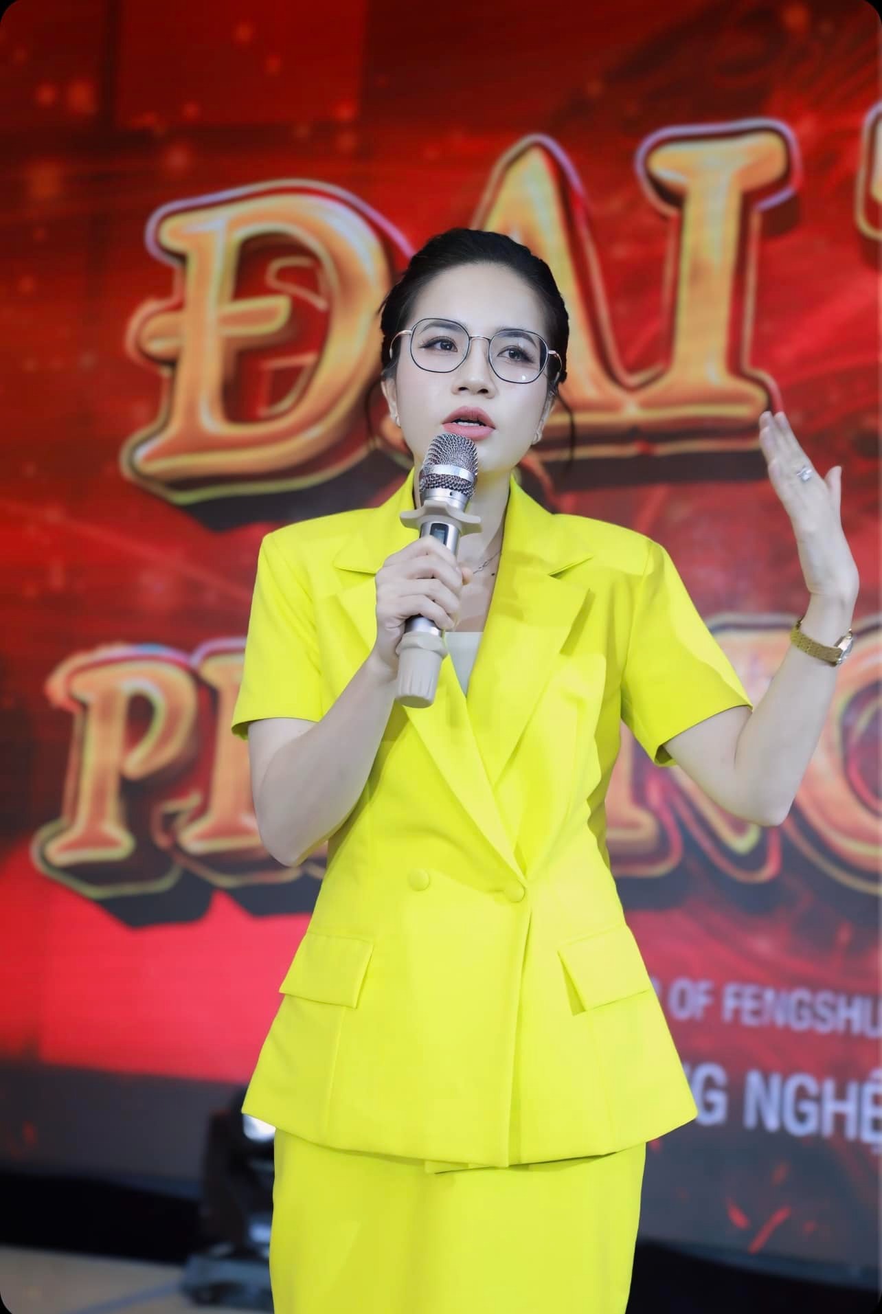 httpsprofbeauty.vnbung-no-royal-pmu-show-voi-su-gop-mat-cua-chuyen-gia-marketing-online-lai-hong-gam2