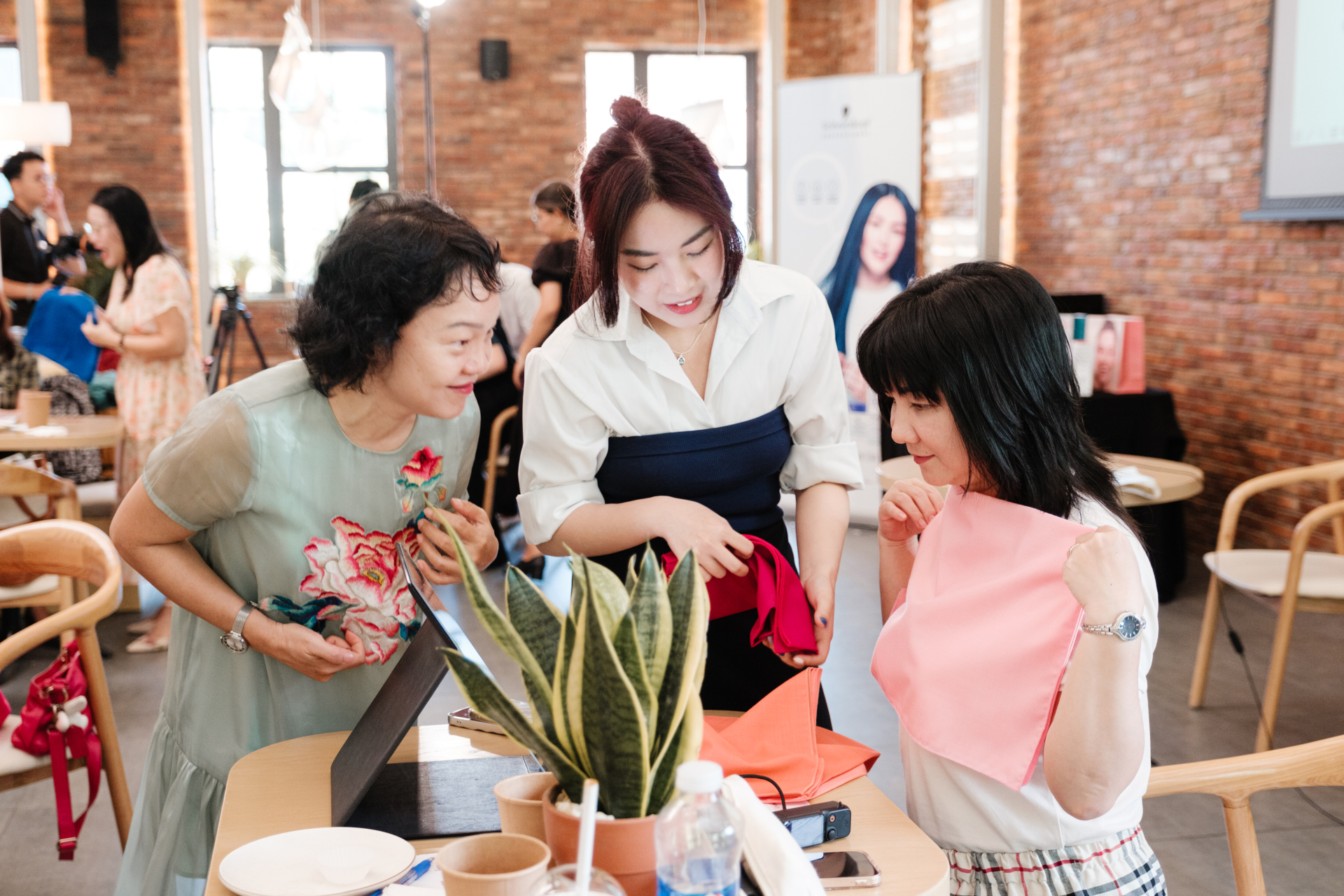 httpsprofbeauty.vnhoa-sac-mau-tim-ban-nga-kham-pha-ve-dep-ca-nhan-tai-shine-with-colors-enrich-me-day-workshop07