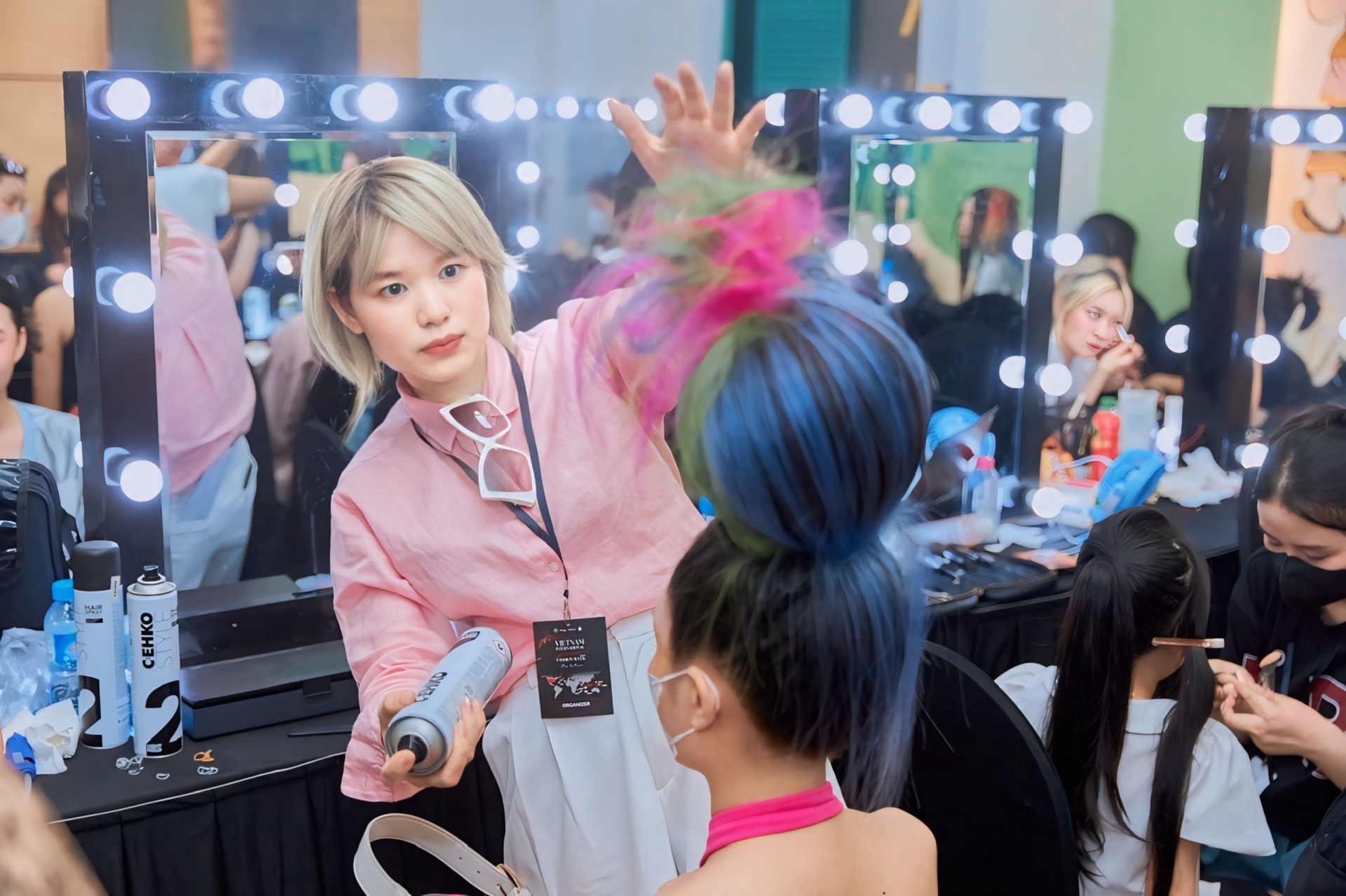 thuong-hieu-bulbs-roots-hop-tac-cung-ban-thiet-ke-tao-mau-toc-vnba-mang-den-man-trinh-dien-toc-an-tuong-tai-vijfw-2024-12