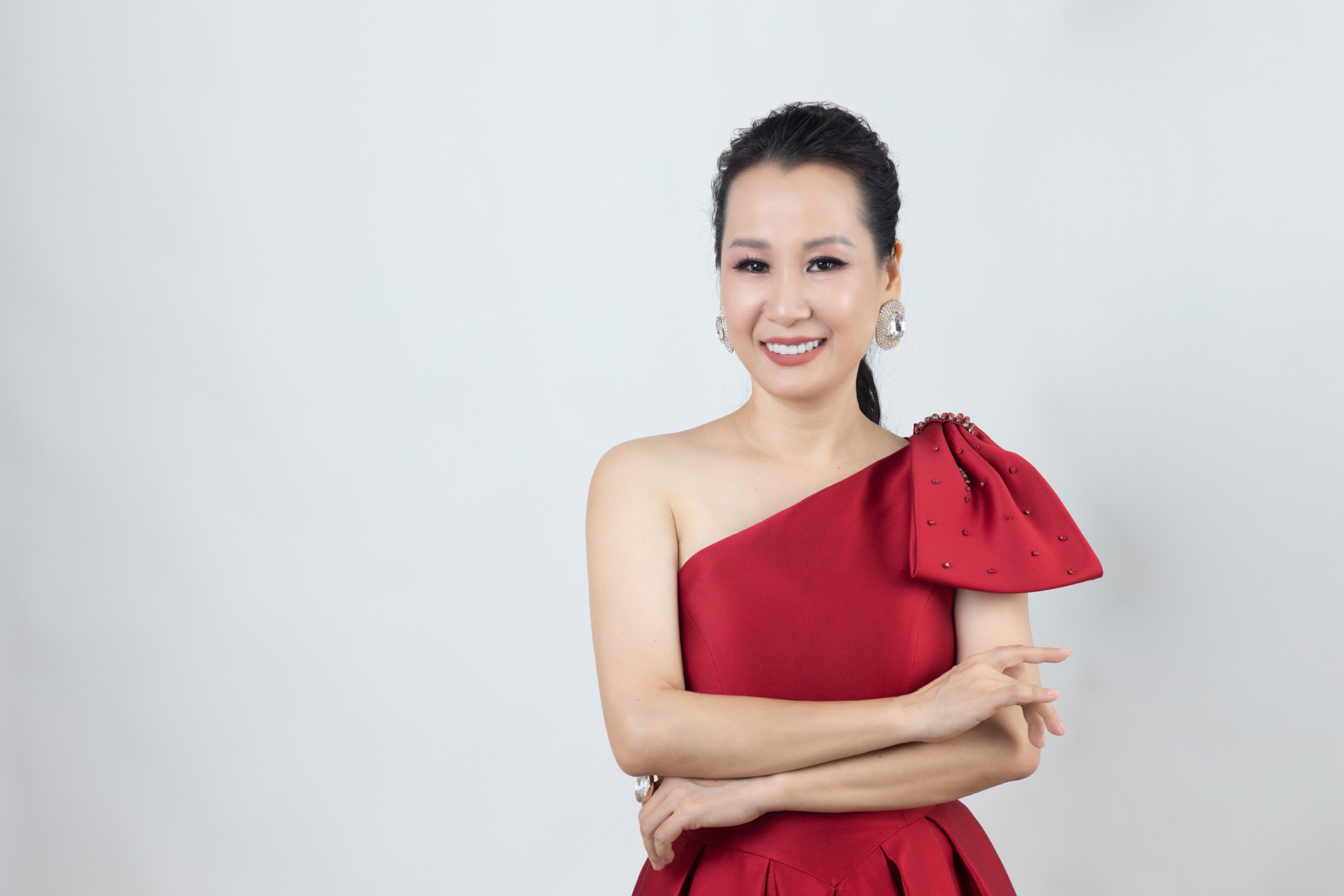 dan-mc-nghe-si-tai-nang-cua-showbiz-viet-do-bo-dem-hoi-vinh-danh-vnba-beauty-awards-2025-17