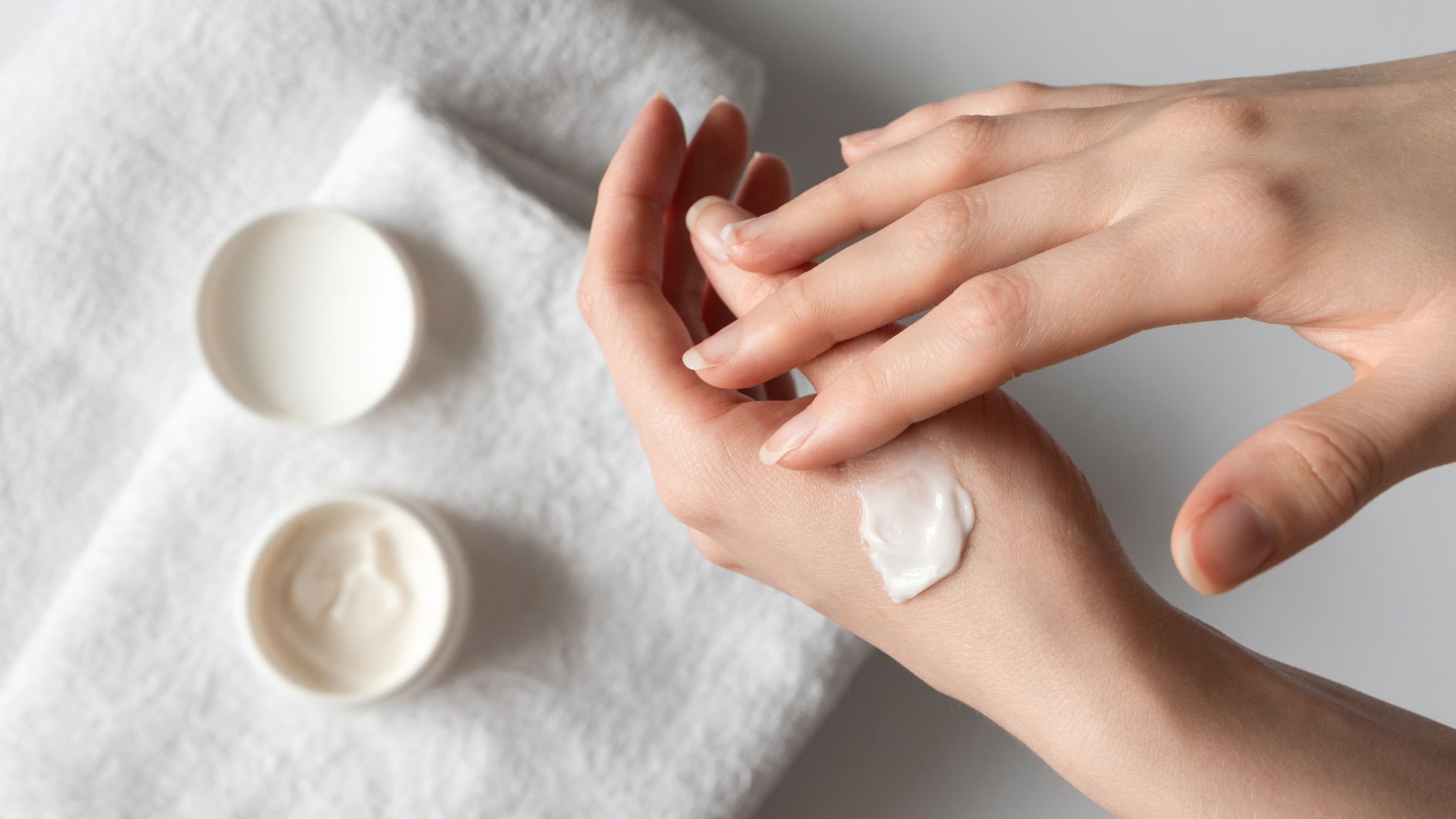 dung-kem-duong-ban-dem-cho-ban-ngay-loi-hay-hai-1