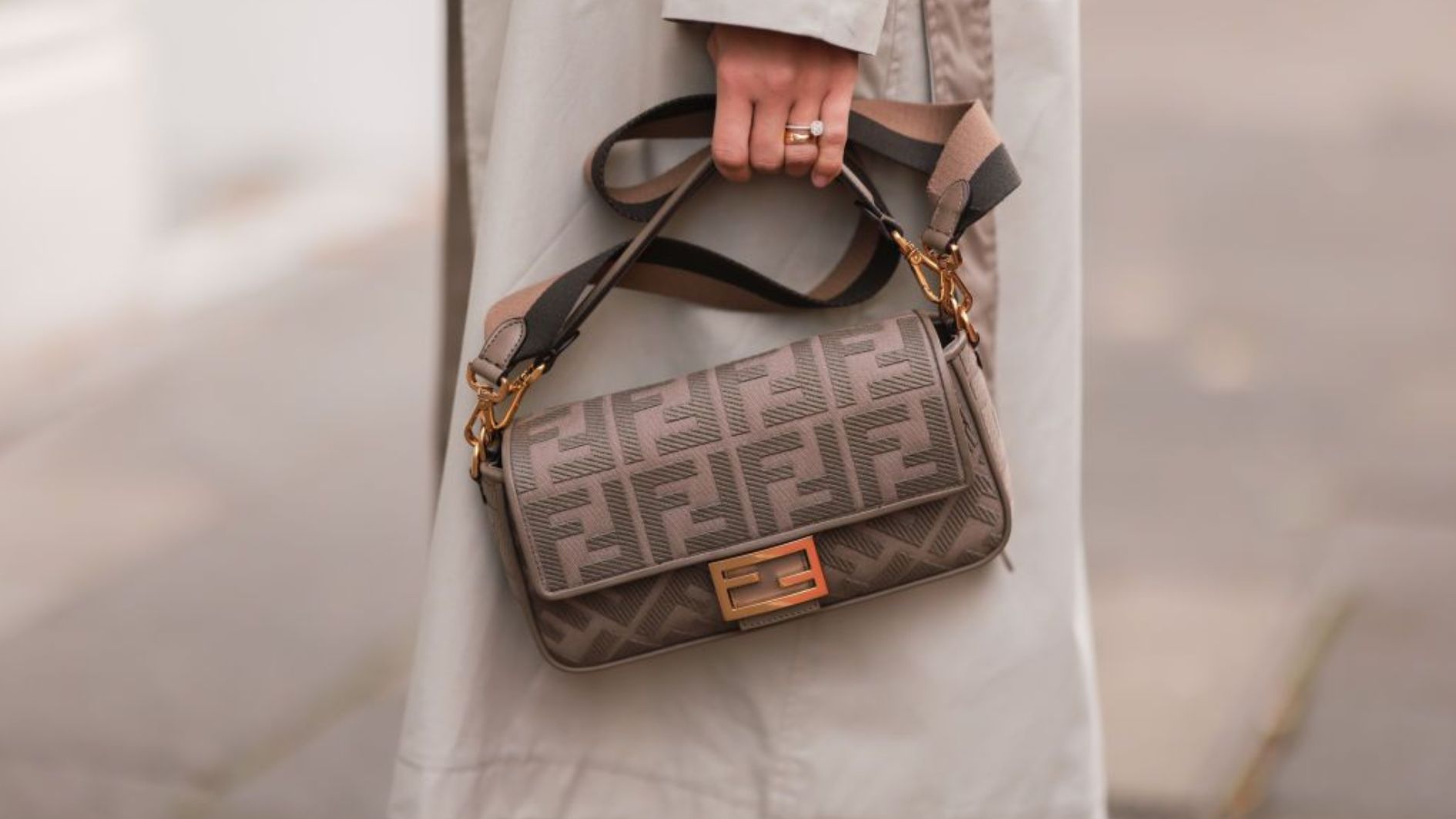 lan-song-thuc-pham-hoa-thoi-trang-tui-xach-mo-phong-mon-an-len-ngoi-3