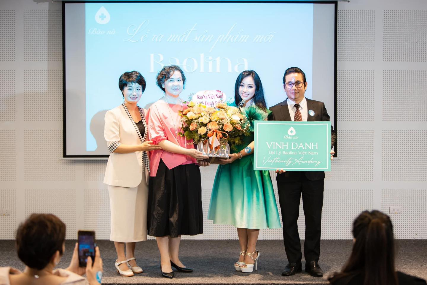 nu-doanh-nhan-nguyen-kim-oanh-va-no-luc-dua-nganh-lam-dep-viet-nam-tien-xa-hon-7