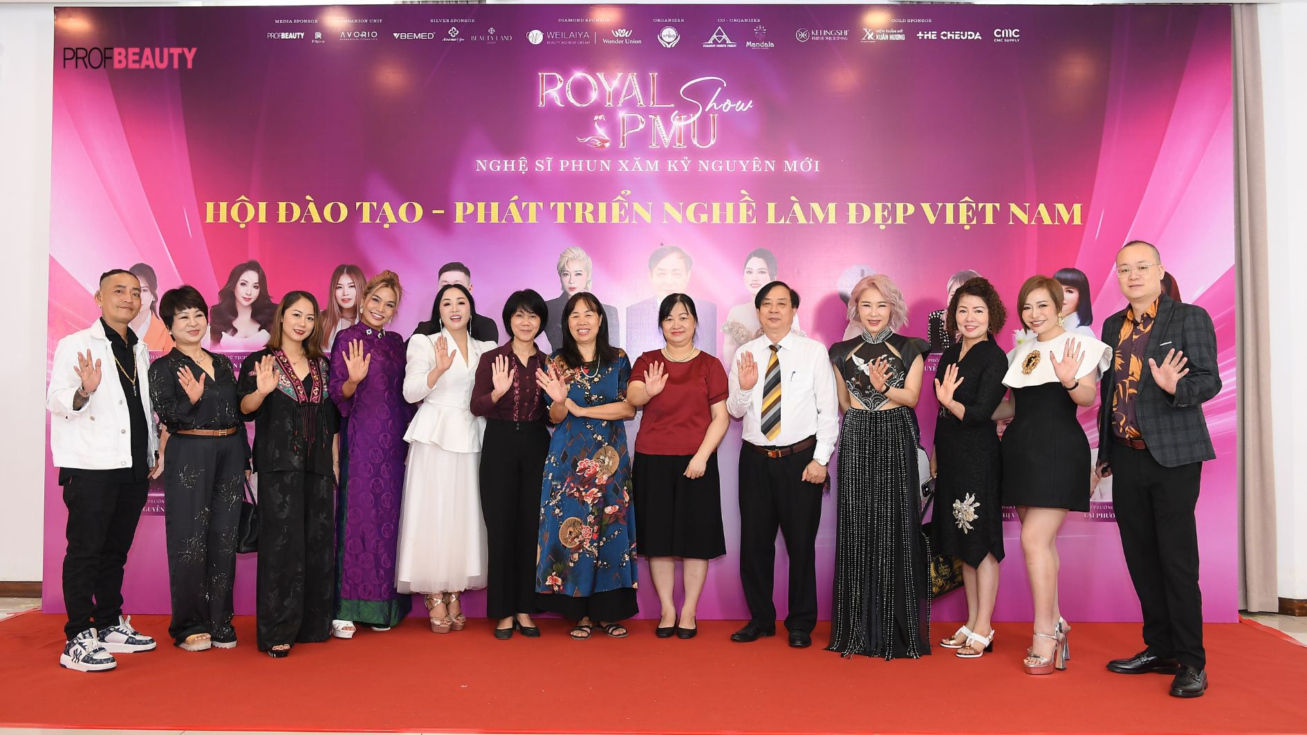 royal-pmu-show-2024-but-pha-ky-thuat-ket-noi-chuyen-gia-kien-tao-tuong-lai-nganh-phun-xam-tham-my-10