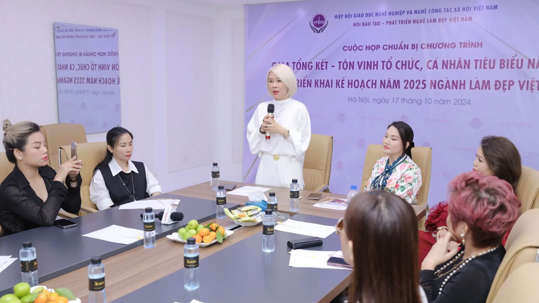 ban-phun-theu-tham-my-va-ban-cham-soc-da-spa-hoi-vnba-hop-chuan-bi-cho-su-kien-gala-vnba-beauty-awards-2025-1