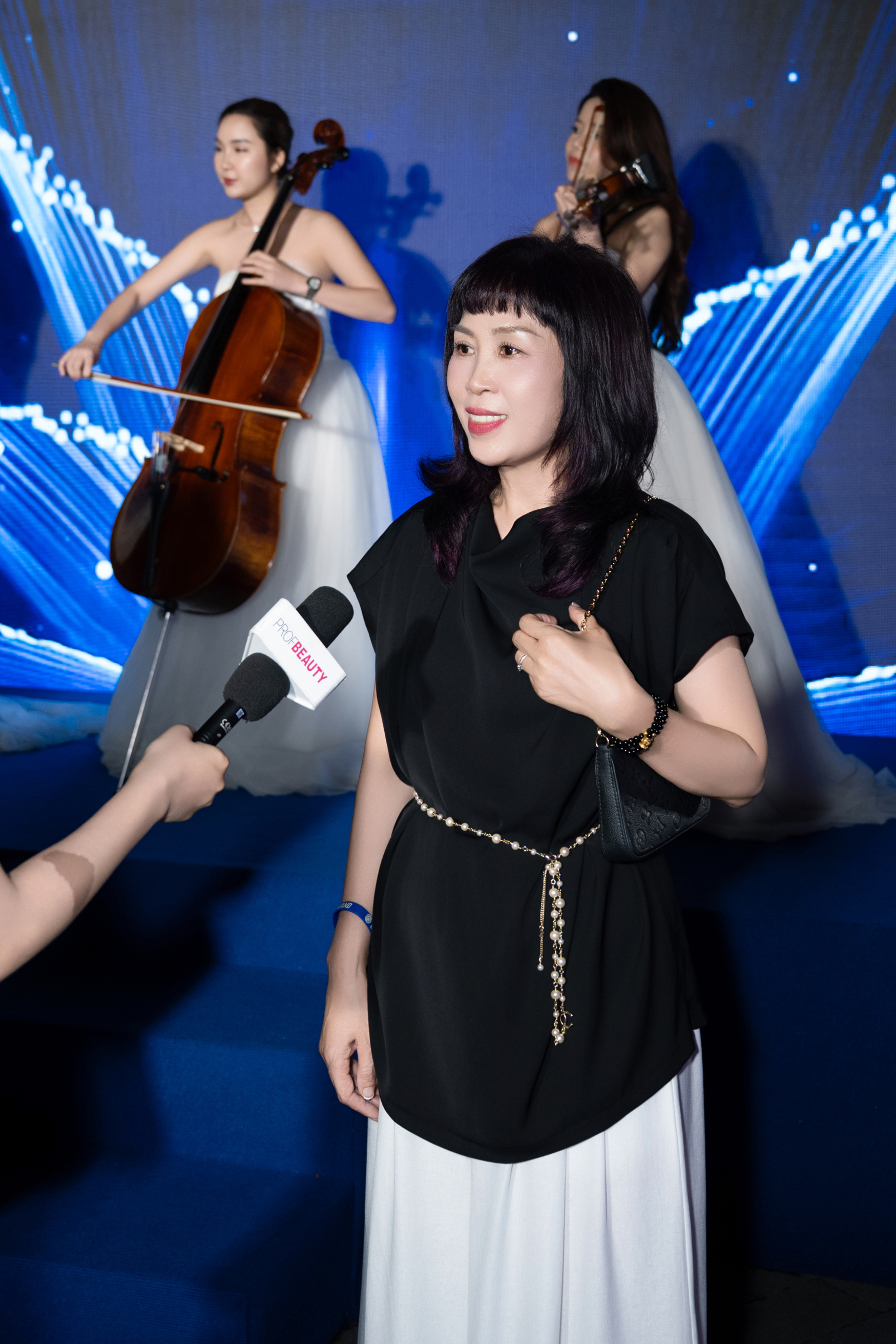 Ra-mat-mau-nhuom-Meyen-EsSenza-Loi-hoi-dap-nhan-van-tu-nuoc-Y-danh-cho-ve-dep-ben-vung-22