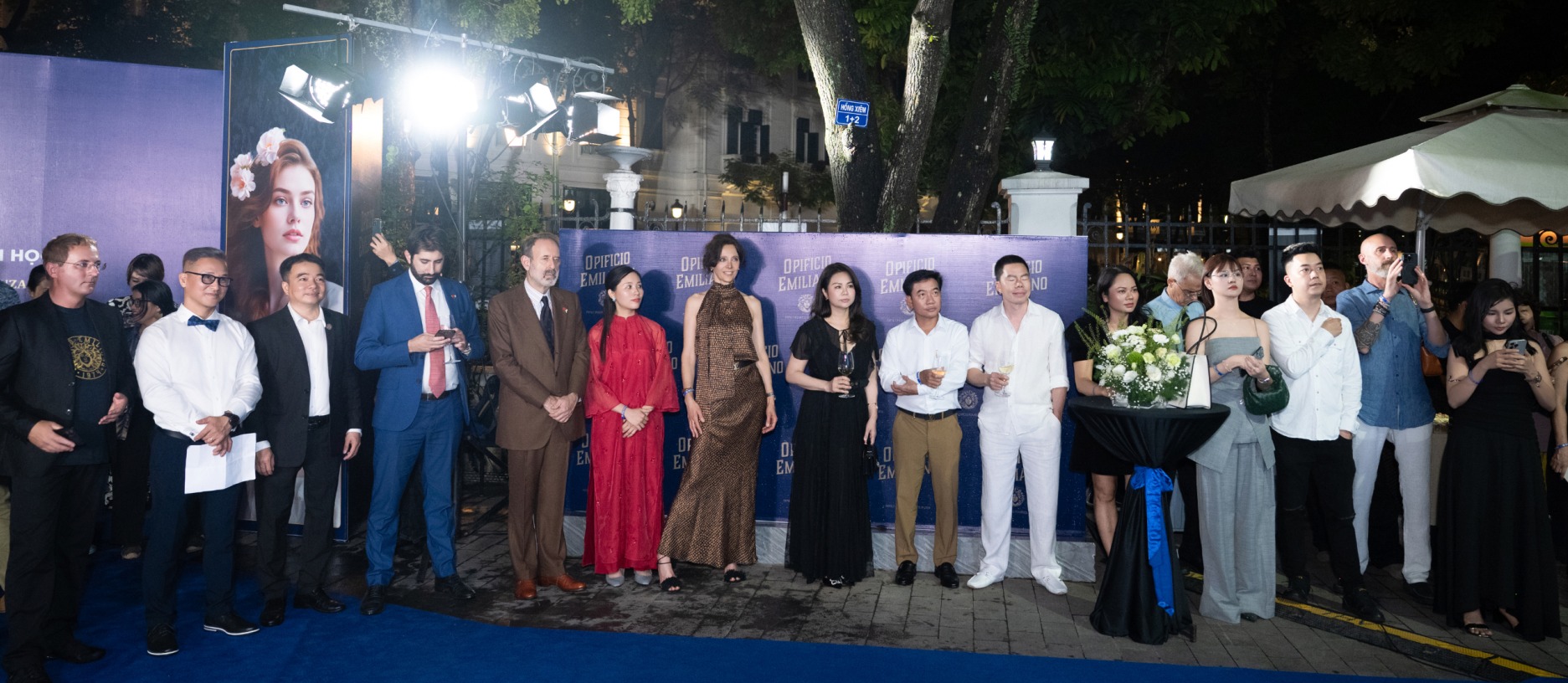 Ra-mat-mau-nhuom-Meyen-EsSenza-Loi-hoi-dap-nhan-van-tu-nuoc-Y-danh-cho-ve-dep-ben-vung-2