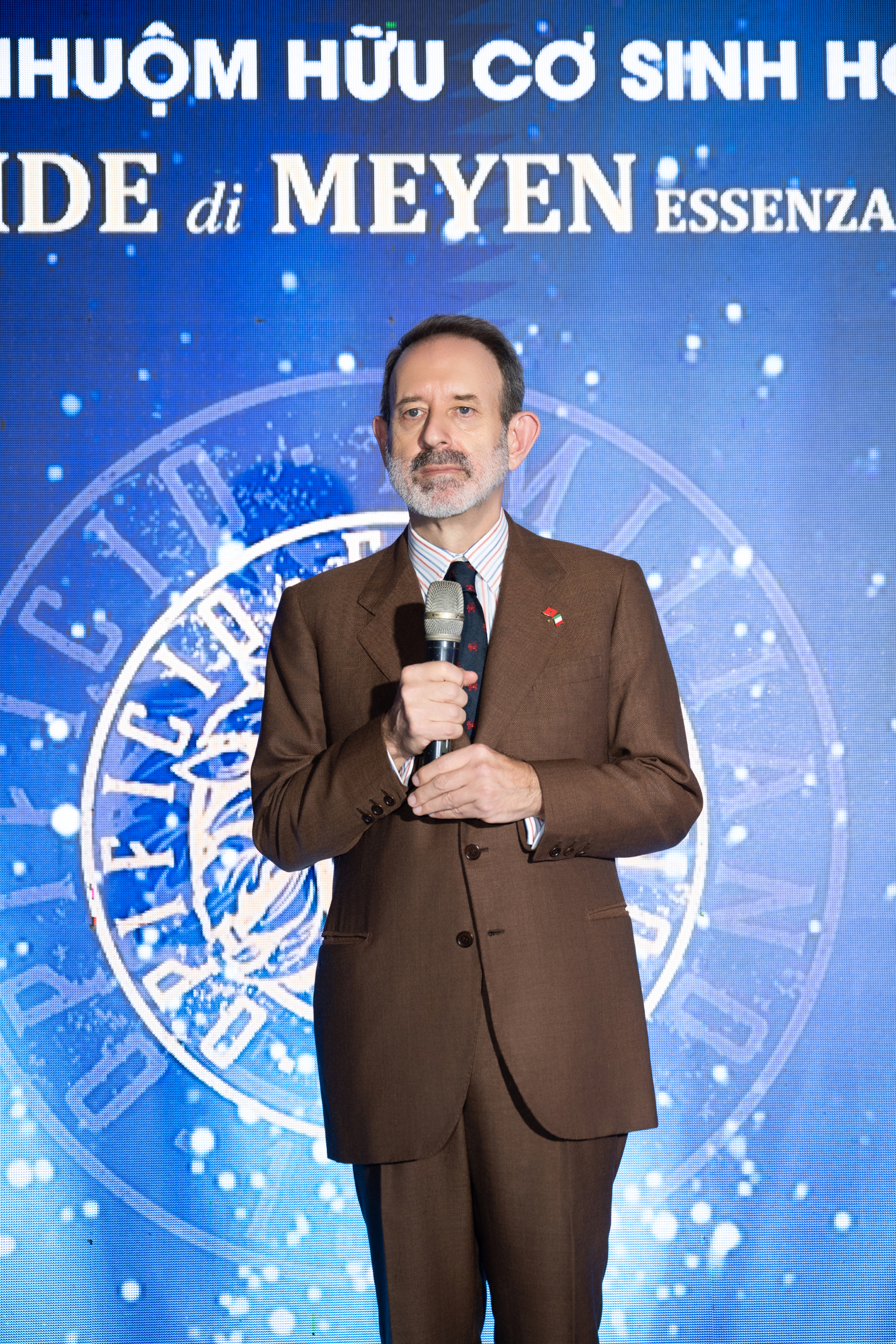 Ra-mat-mau-nhuom-Meyen-EsSenza-Loi-hoi-dap-nhan-van-tu-nuoc-Y-danh-cho-ve-dep-ben-vung-4