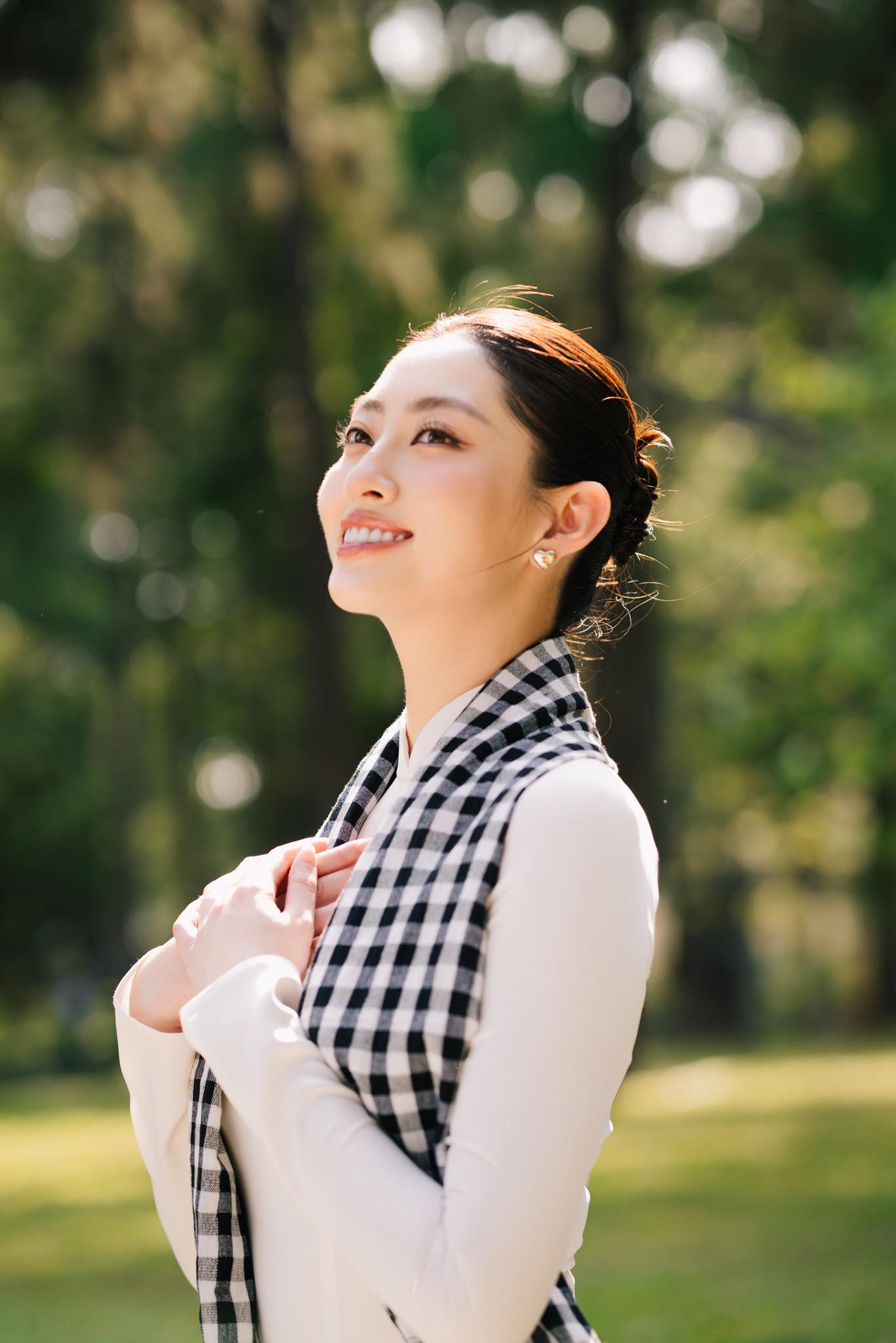 dan-sao-viet-rang-ro-dien-ao-dai-mung-ngay-30-4-2