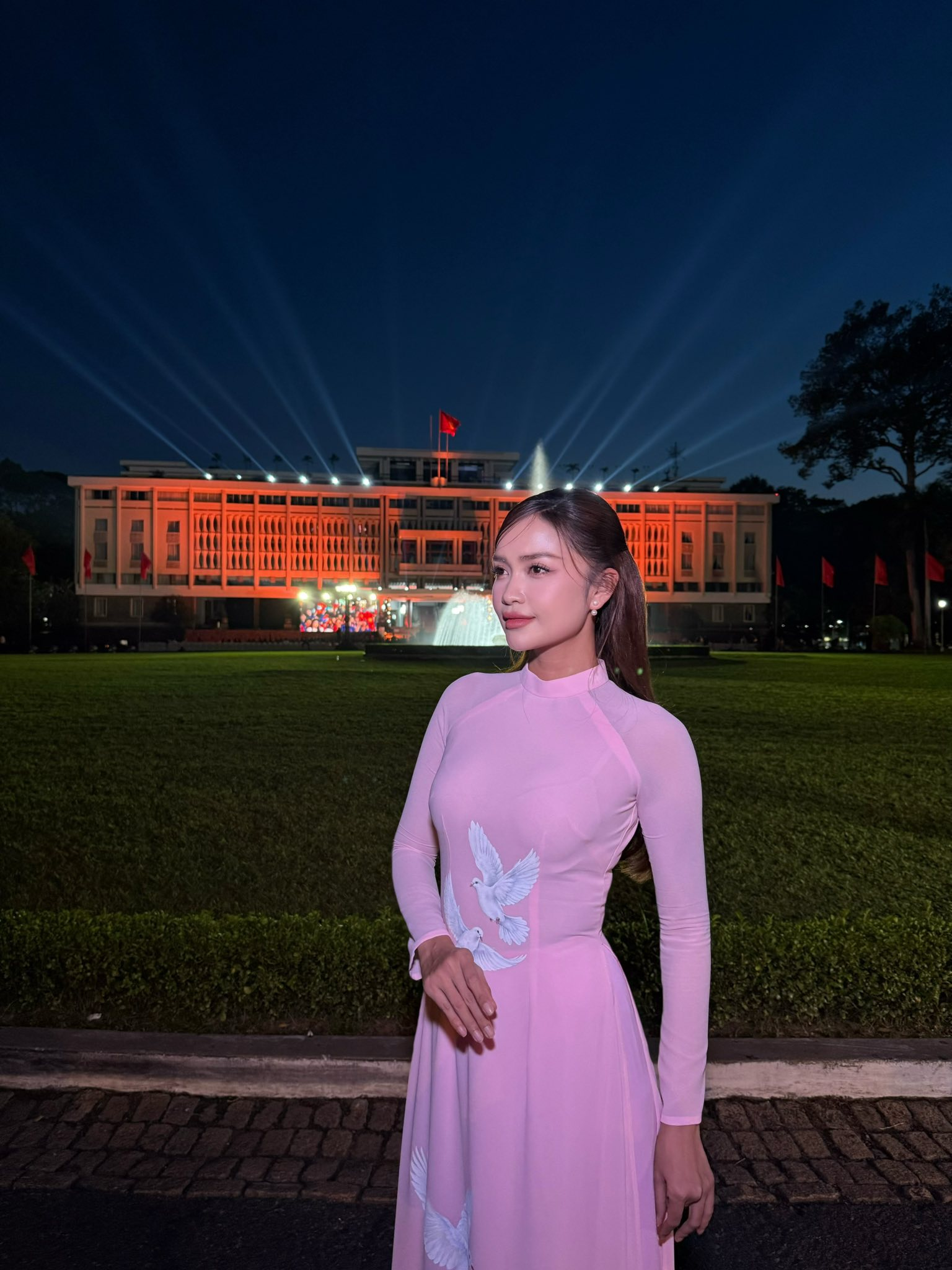 dan-sao-viet-rang-ro-dien-ao-dai-mung-ngay-30-4-3