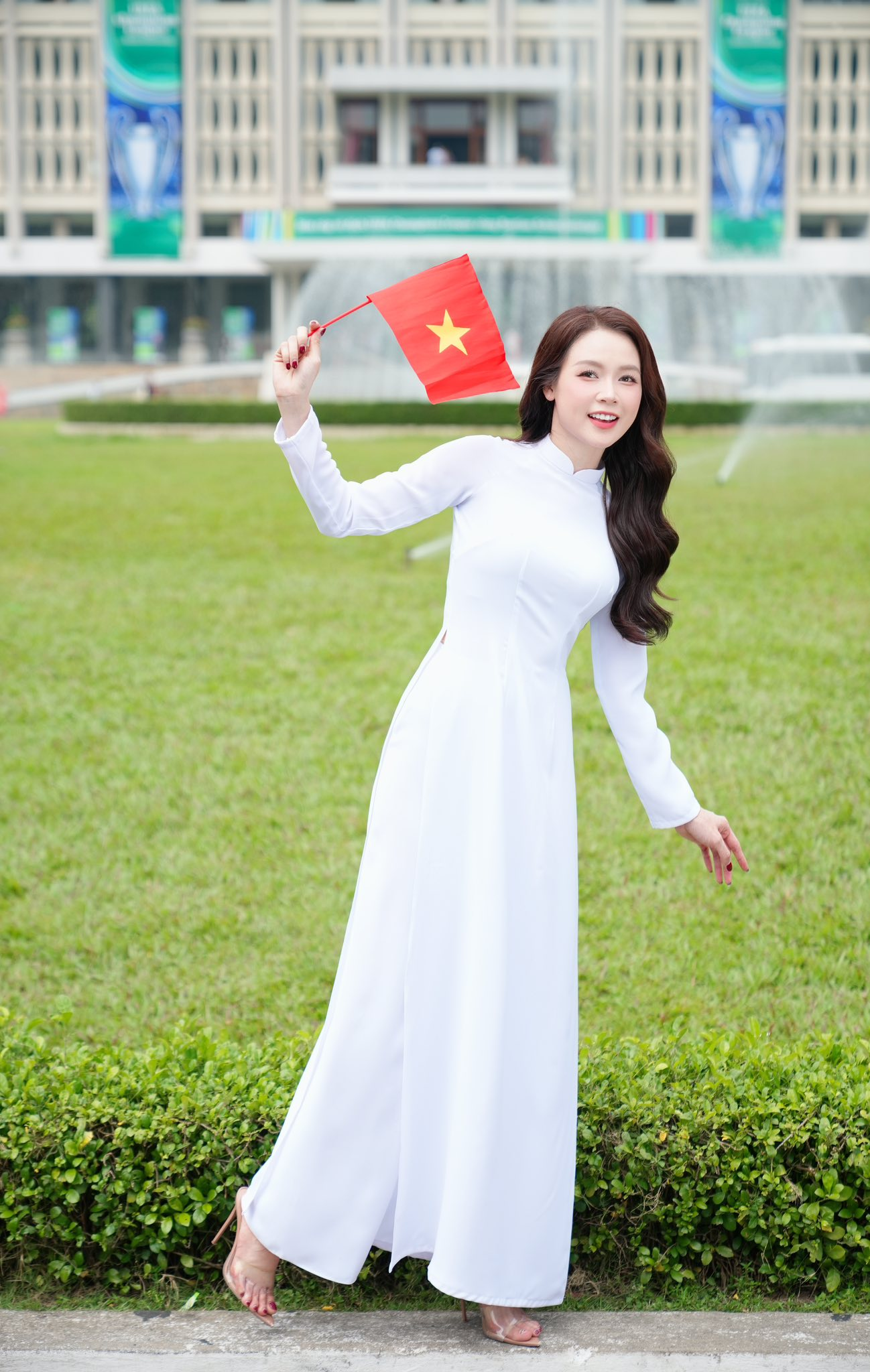 dan-sao-viet-rang-ro-dien-ao-dai-mung-ngay-30-4-7