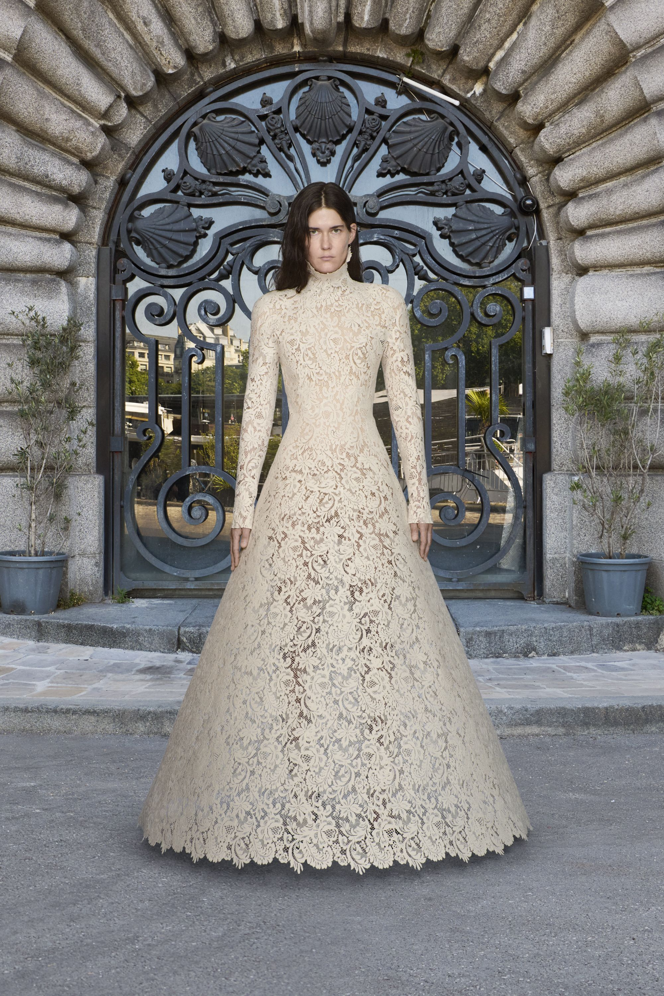 demna-va-loi-chia-tay-balenciaga-mot-chuong-khep-lai-bang-su-toi-gian-va-tinh-xao-1