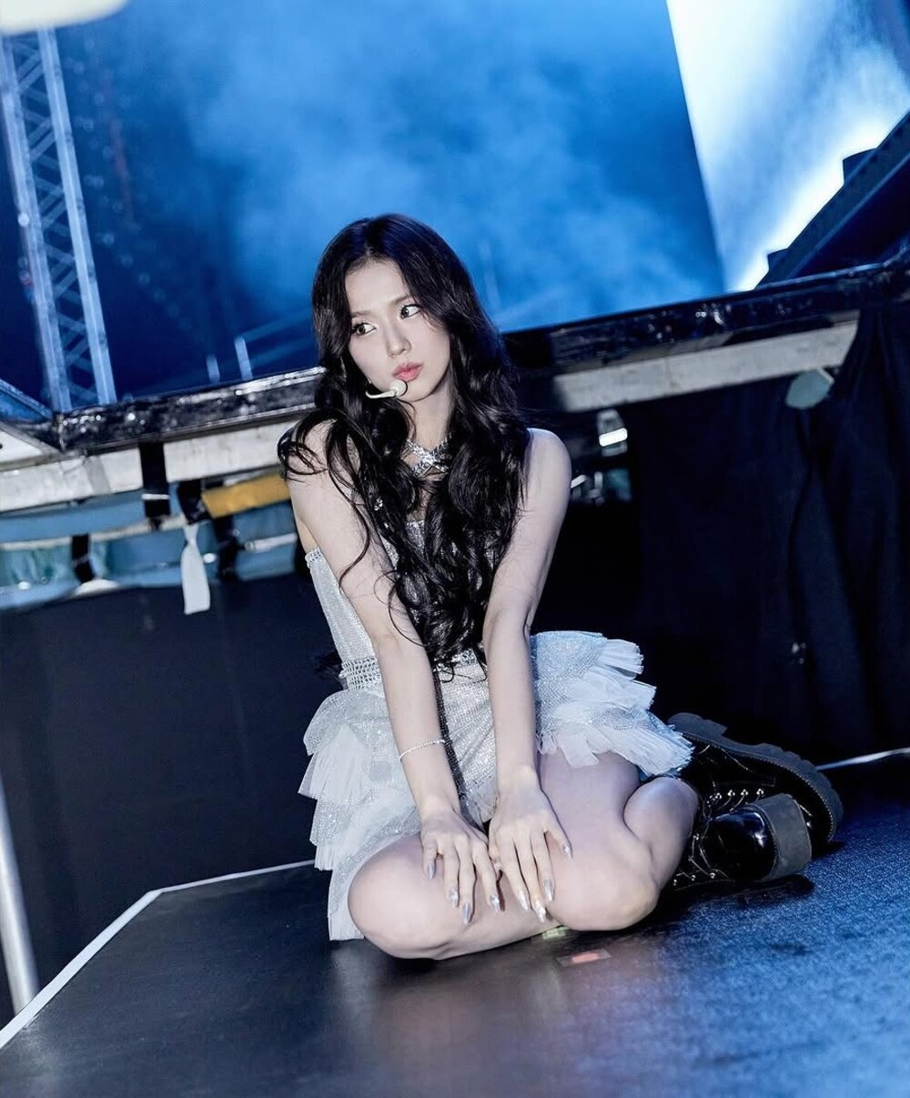 jisoo-toa-sang-voi-loat-outfits-an-tuong-trong-tour-fanmeeting-lights-love-action-16