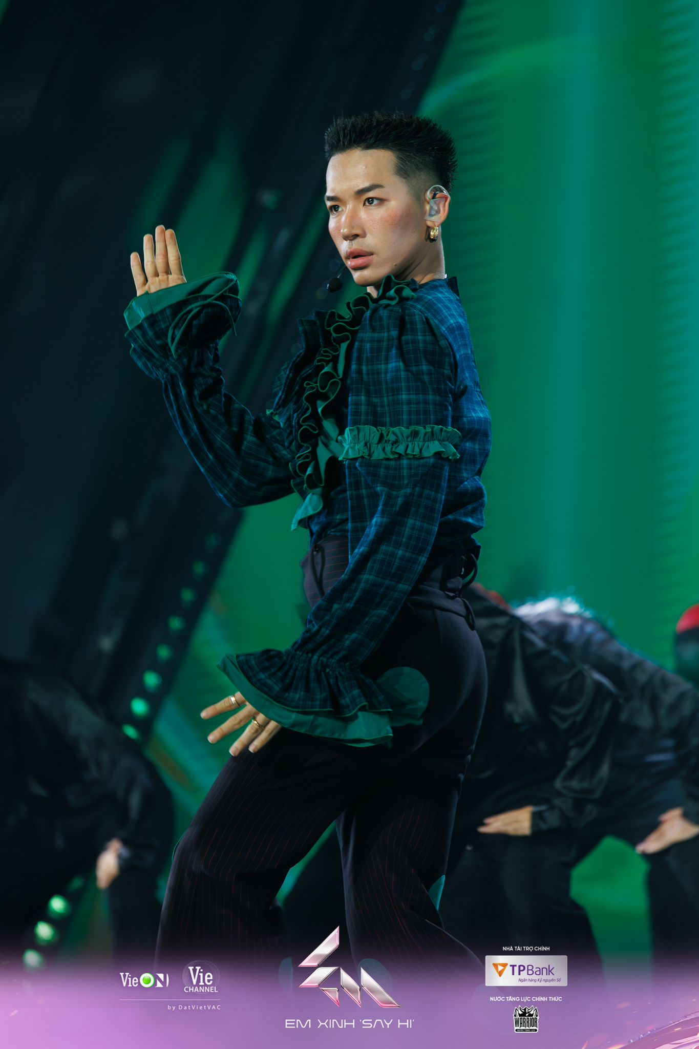 loat-chi-tiet-thu-vi-trong-trang-phuc-cua-em-xinh-tai-livestage-2-1