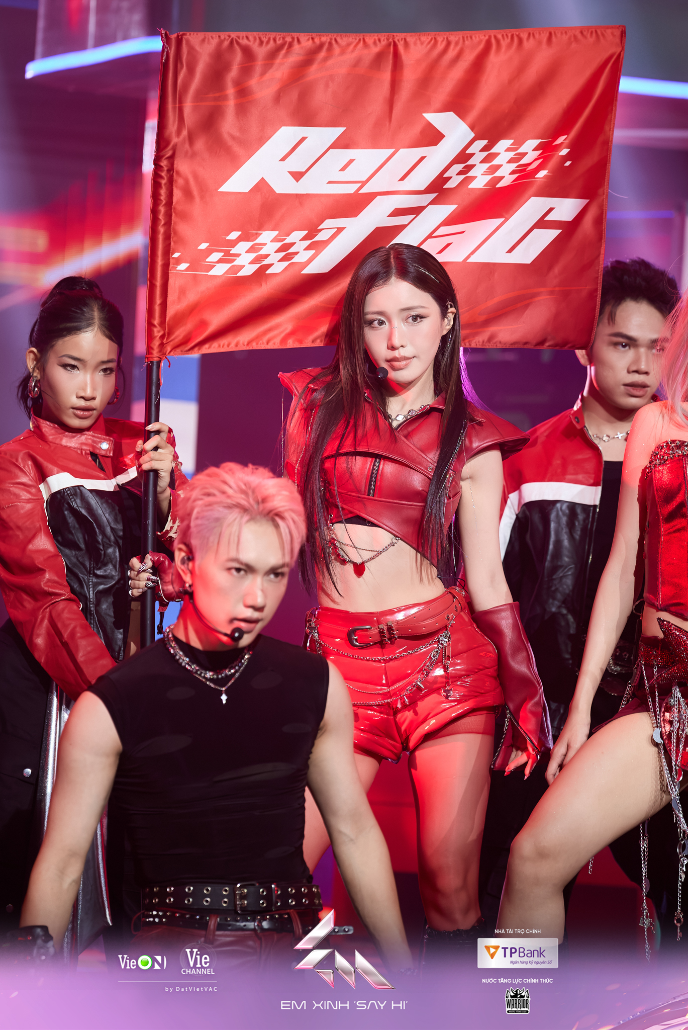 loat-chi-tiet-thu-vi-trong-trang-phuc-cua-em-xinh-tai-livestage-2-10