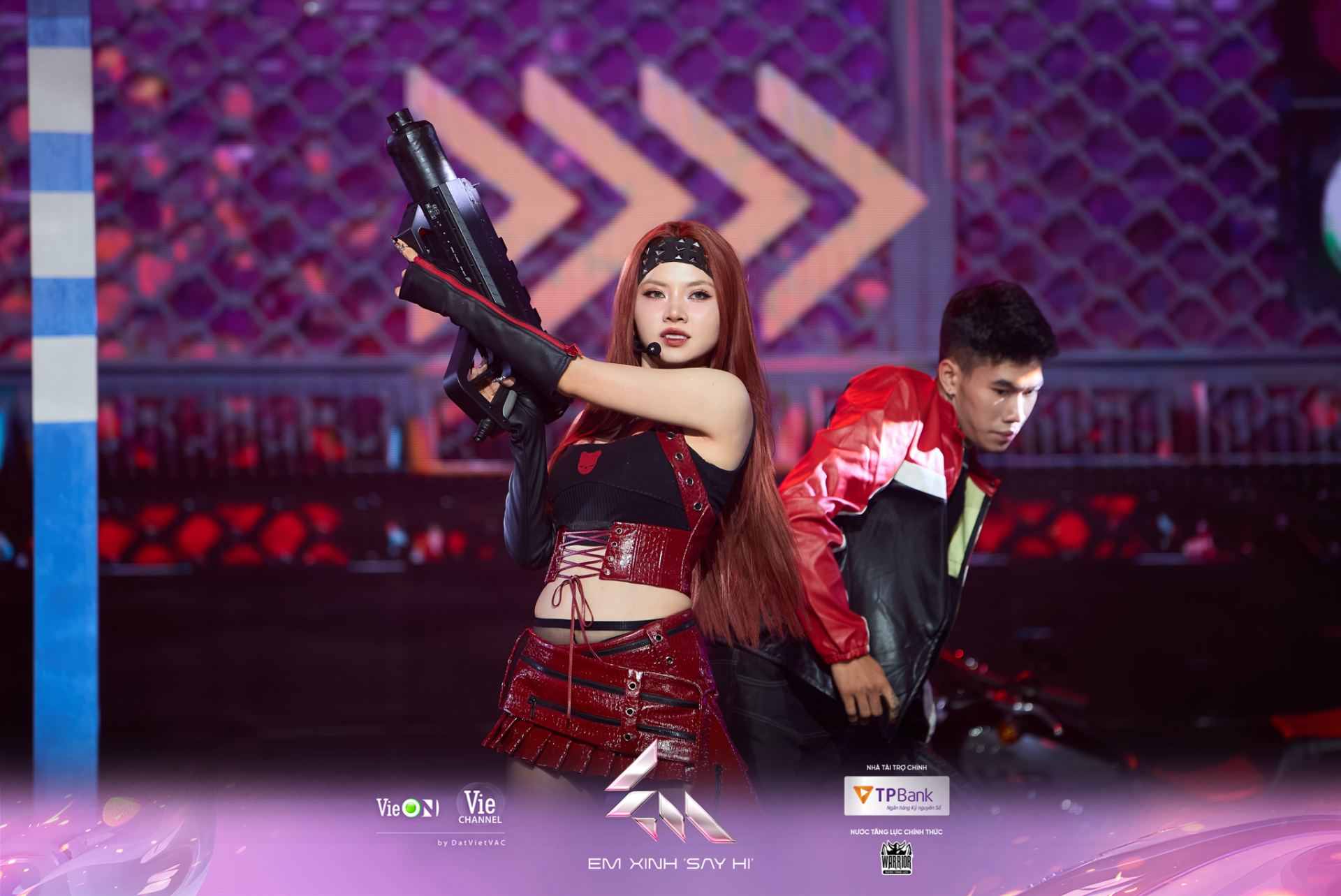 loat-chi-tiet-thu-vi-trong-trang-phuc-cua-em-xinh-tai-livestage-2-11