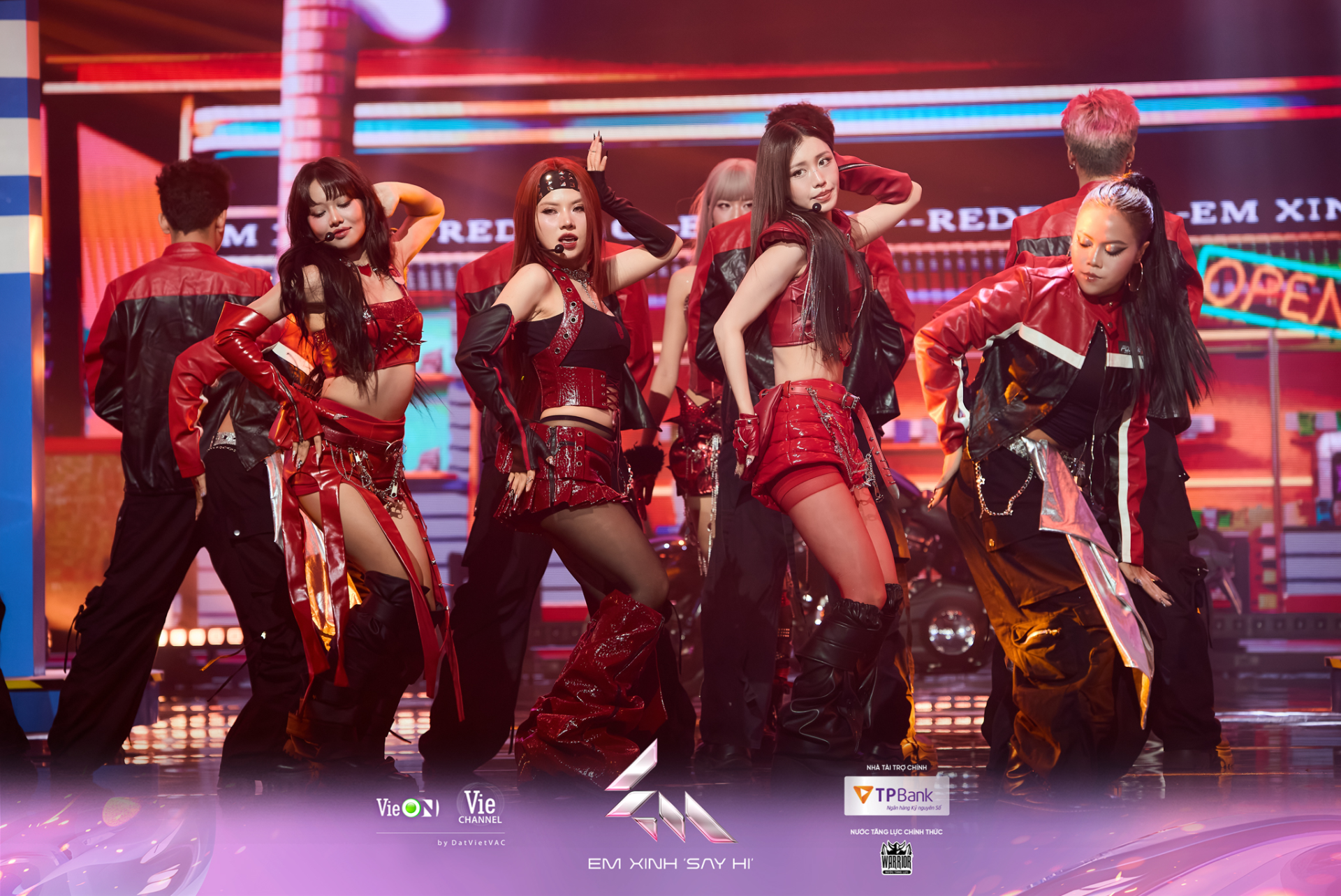 loat-chi-tiet-thu-vi-trong-trang-phuc-cua-em-xinh-tai-livestage-2-12