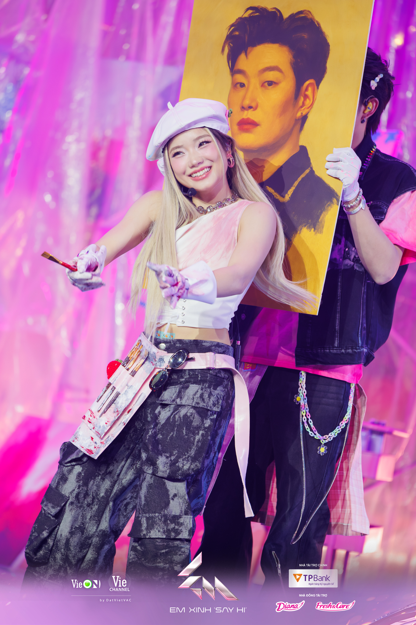 loat-chi-tiet-thu-vi-trong-trang-phuc-cua-em-xinh-tai-livestage-2-15