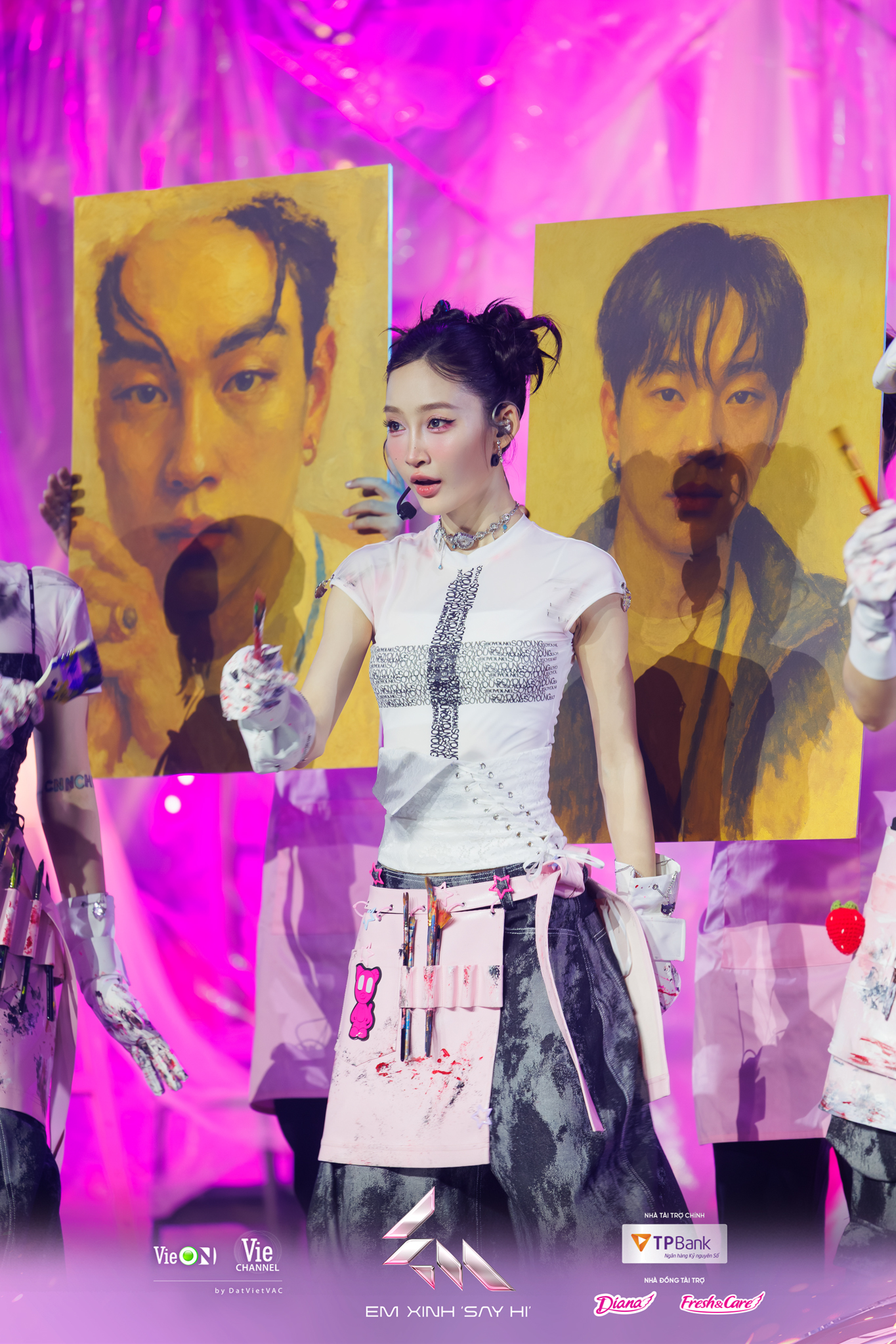 loat-chi-tiet-thu-vi-trong-trang-phuc-cua-em-xinh-tai-livestage-2-17