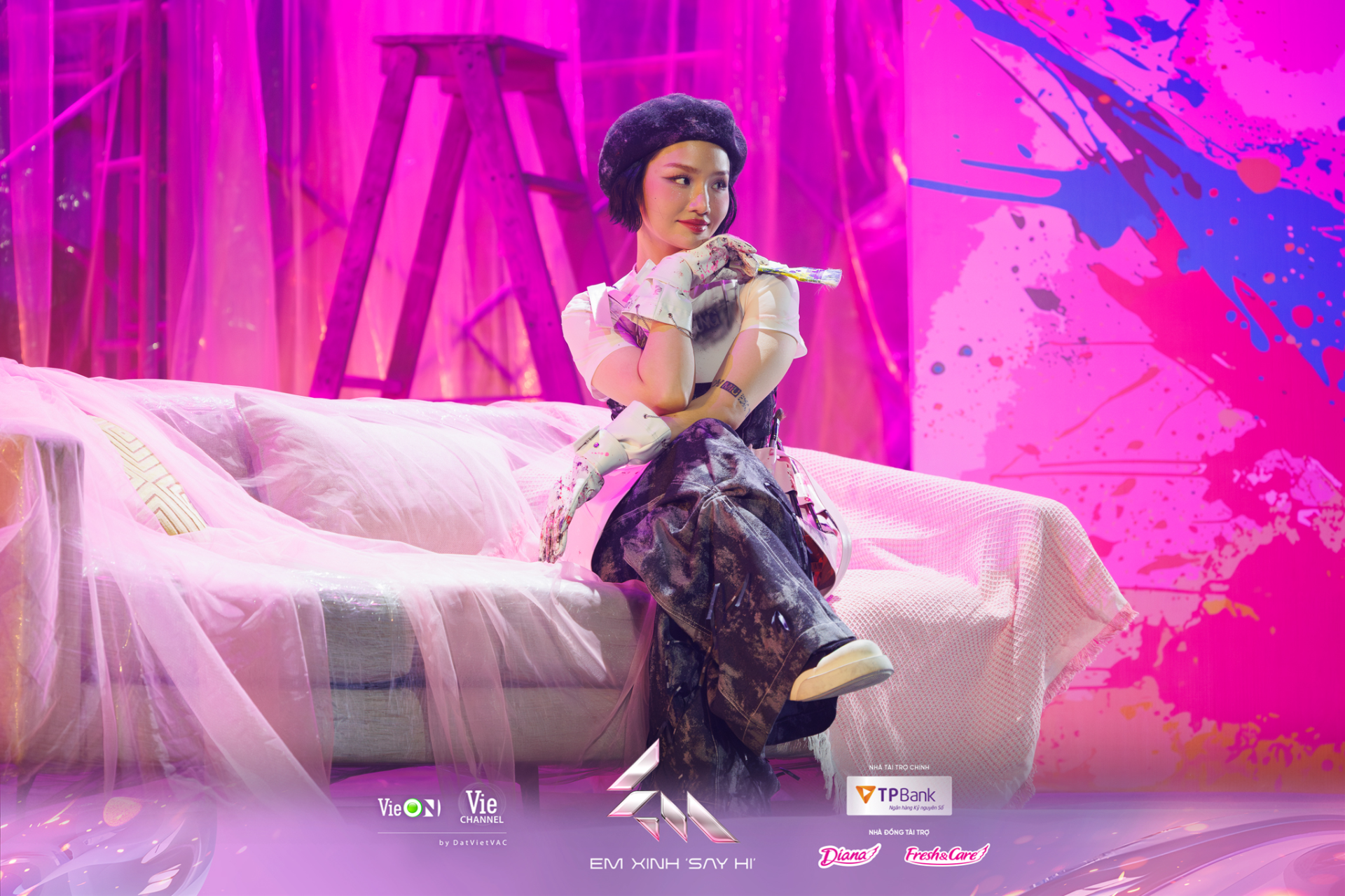 loat-chi-tiet-thu-vi-trong-trang-phuc-cua-em-xinh-tai-livestage-2-18