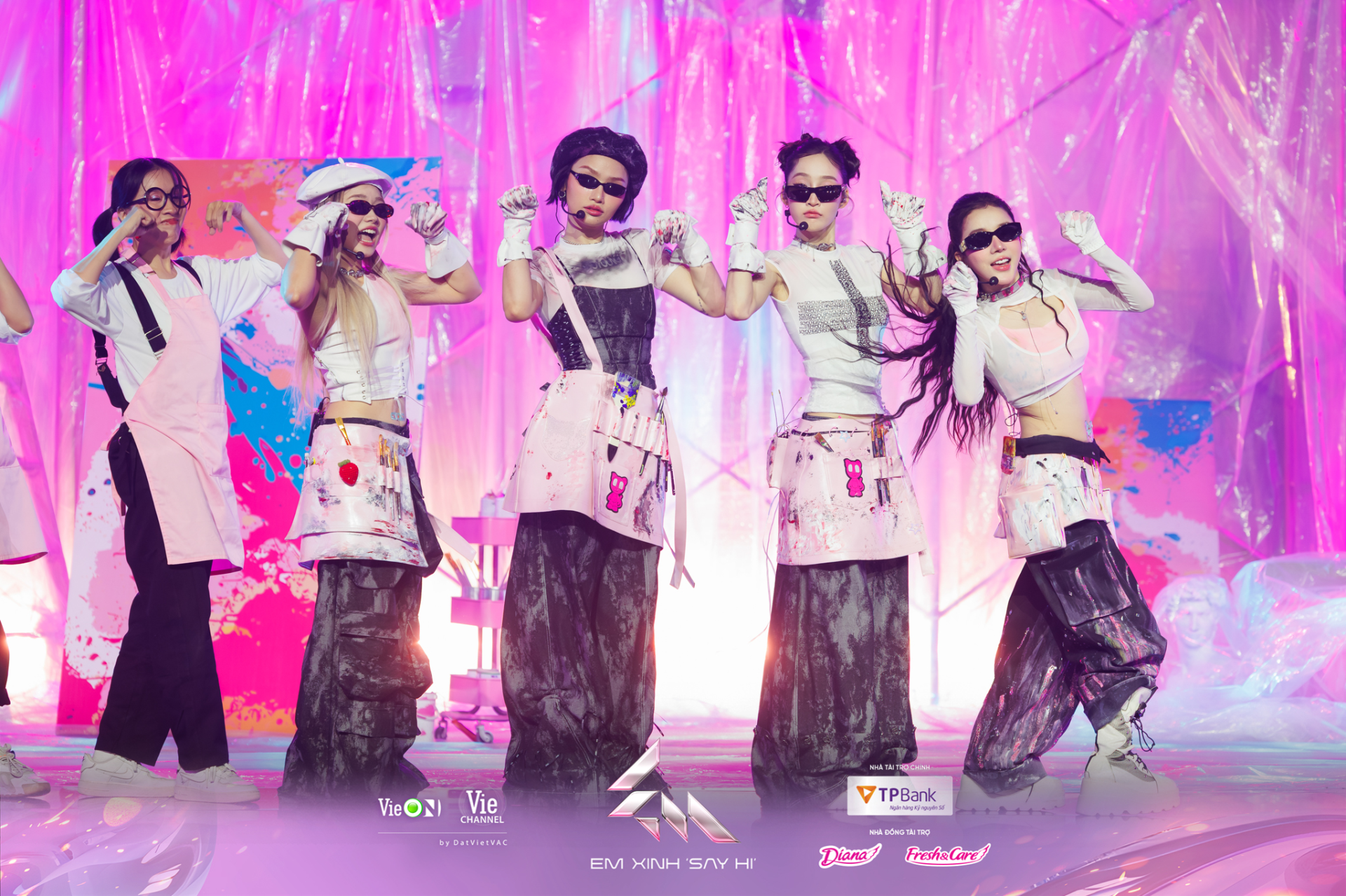 loat-chi-tiet-thu-vi-trong-trang-phuc-cua-em-xinh-tai-livestage-2-19