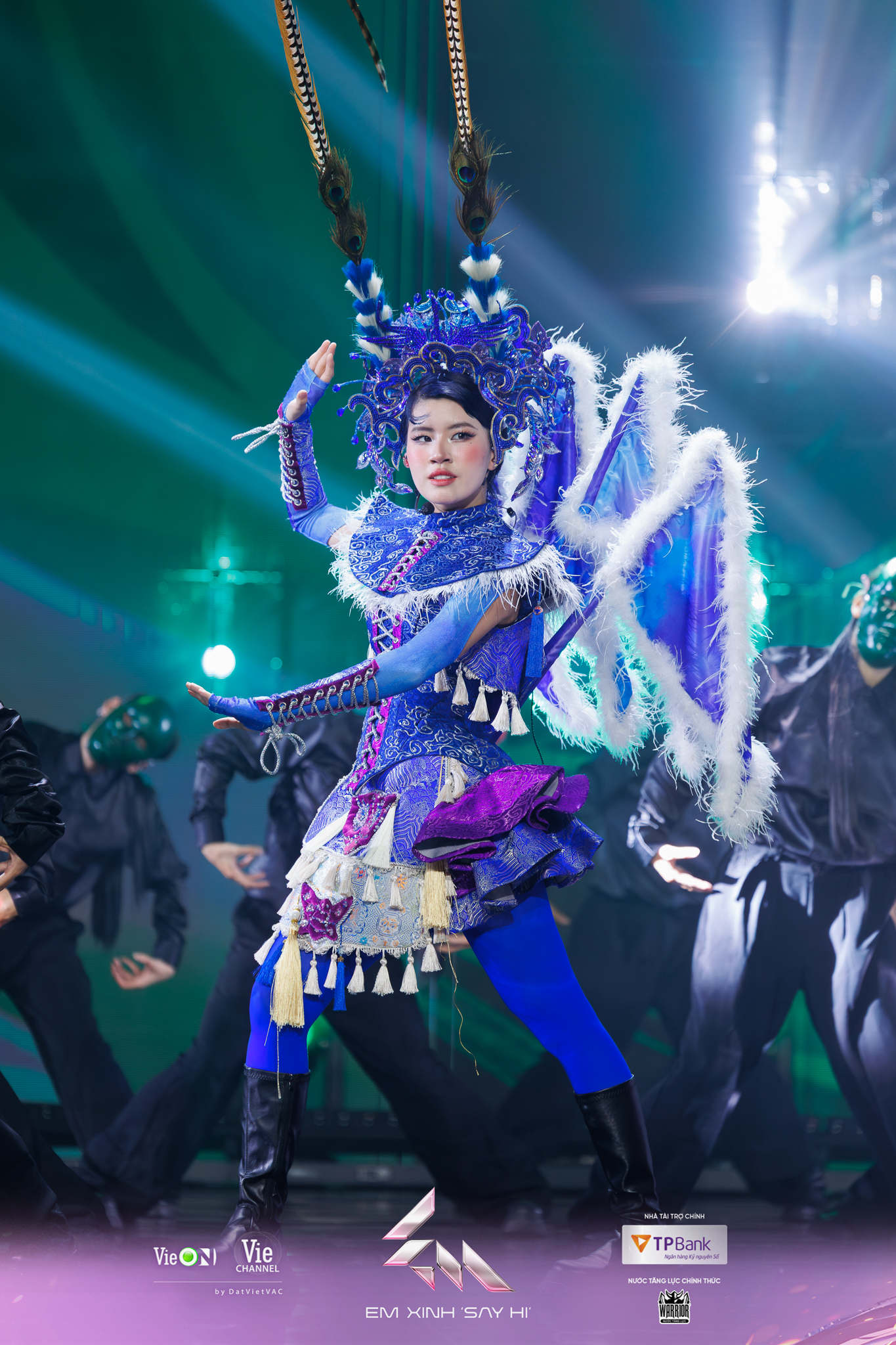 loat-chi-tiet-thu-vi-trong-trang-phuc-cua-em-xinh-tai-livestage-2-2