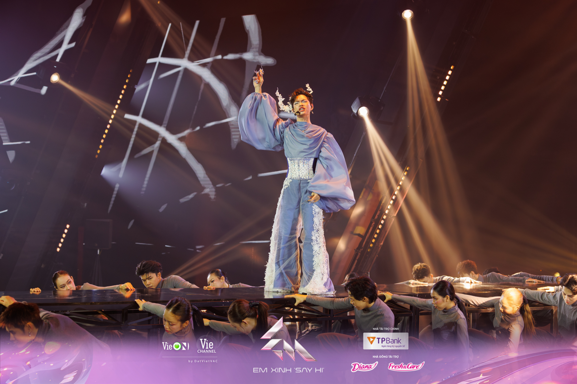 loat-chi-tiet-thu-vi-trong-trang-phuc-cua-em-xinh-tai-livestage-2-20