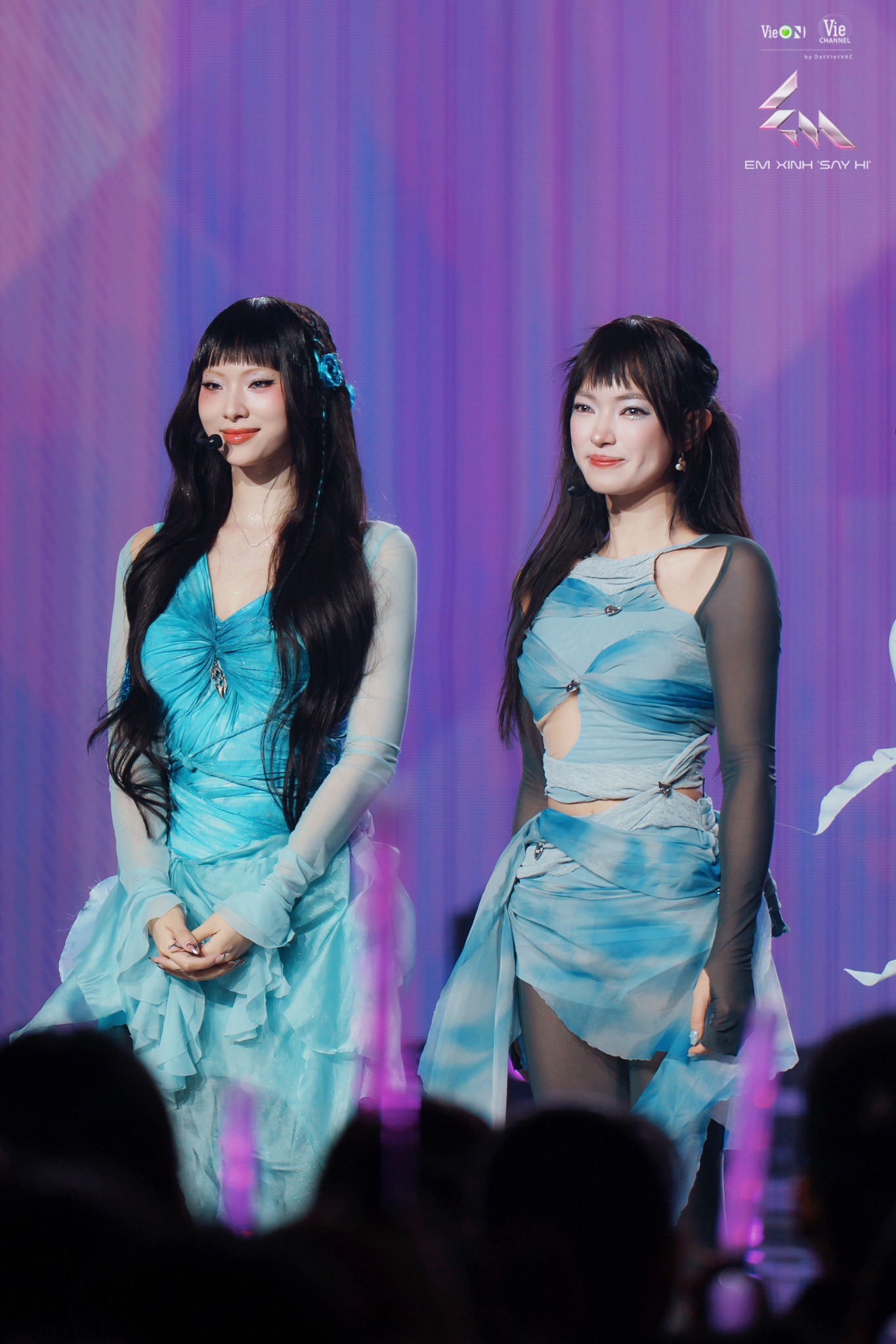 loat-chi-tiet-thu-vi-trong-trang-phuc-cua-em-xinh-tai-livestage-2-21