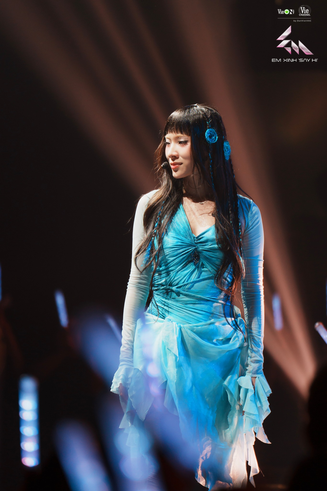 loat-chi-tiet-thu-vi-trong-trang-phuc-cua-em-xinh-tai-livestage-2-22