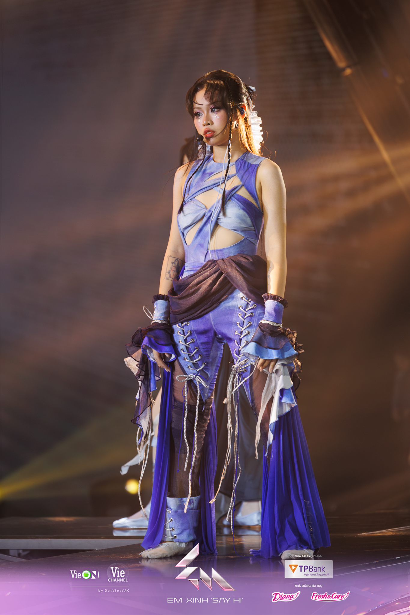 loat-chi-tiet-thu-vi-trong-trang-phuc-cua-em-xinh-tai-livestage-2-23