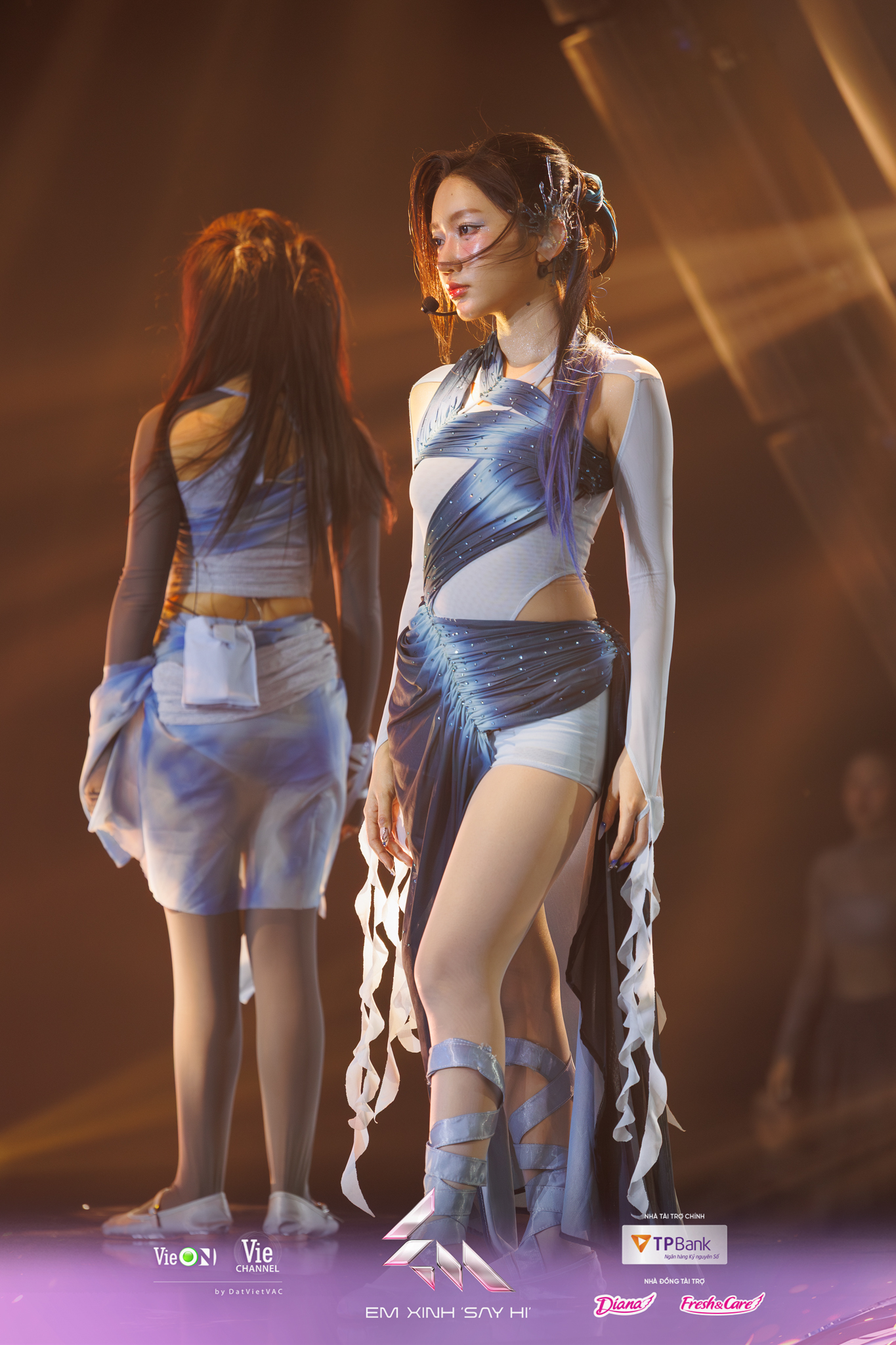 loat-chi-tiet-thu-vi-trong-trang-phuc-cua-em-xinh-tai-livestage-2-24