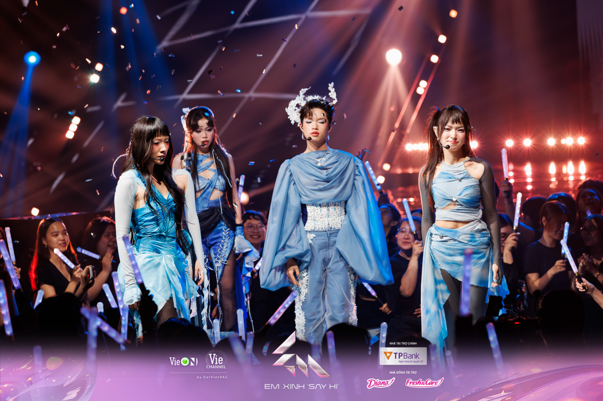 loat-chi-tiet-thu-vi-trong-trang-phuc-cua-em-xinh-tai-livestage-2-25