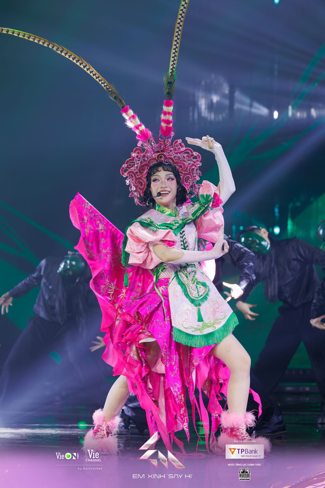 loat-chi-tiet-thu-vi-trong-trang-phuc-cua-em-xinh-tai-livestage-2-3