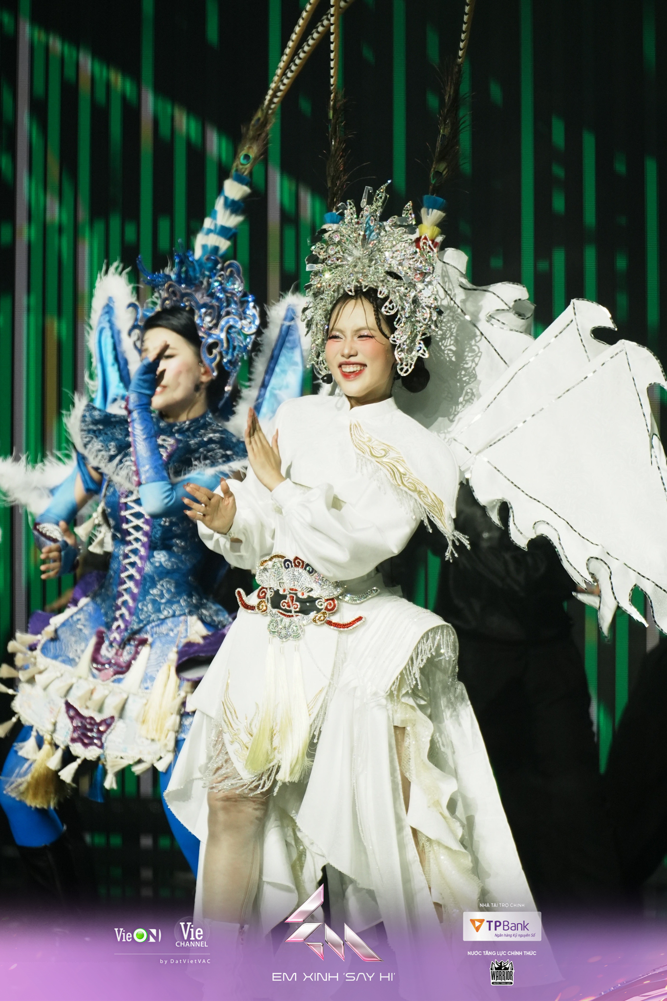 loat-chi-tiet-thu-vi-trong-trang-phuc-cua-em-xinh-tai-livestage-2-5